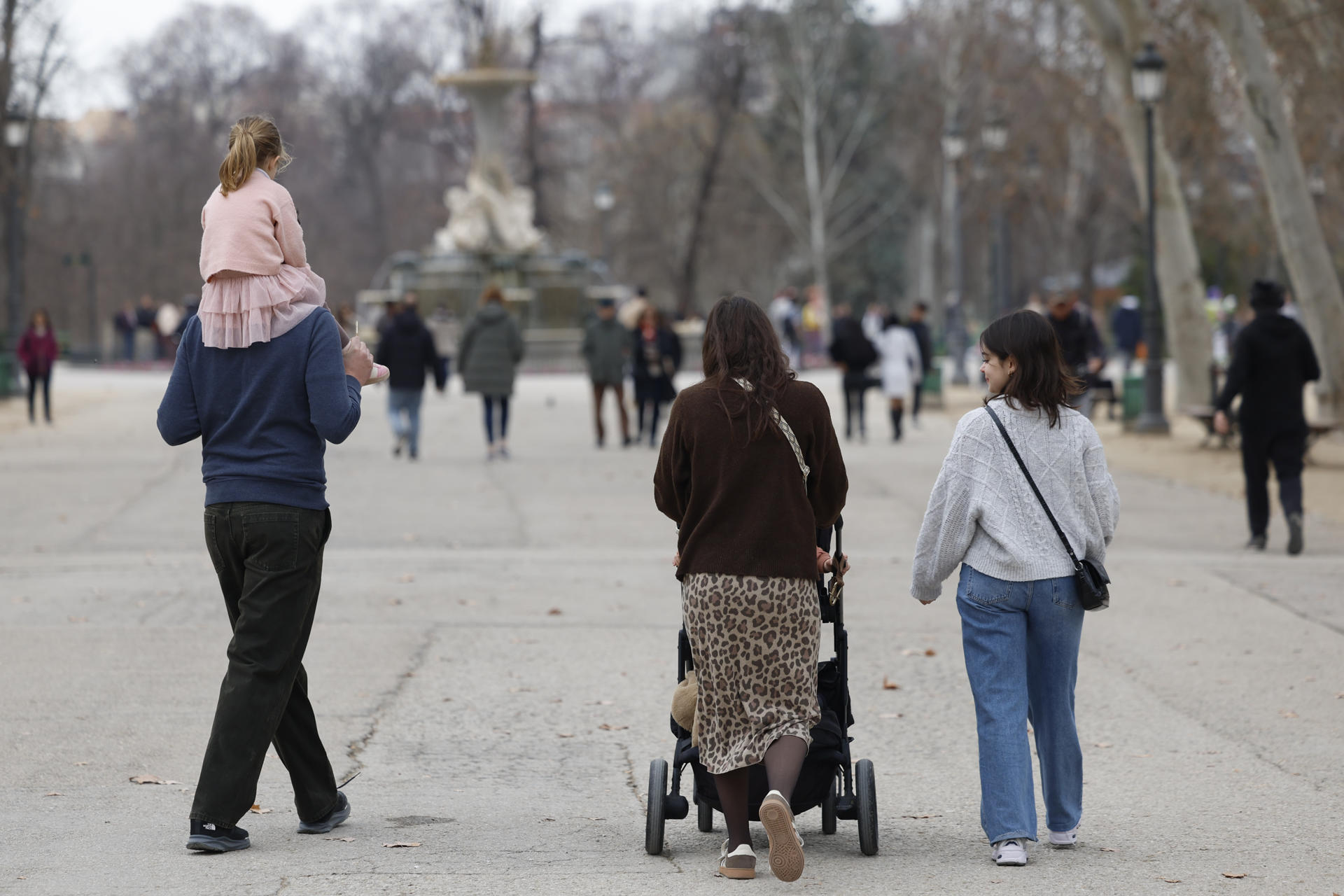 Organizaciones de familias y de infancia urgen la aprobación de la Ley de familias que el Gobierno envió al Parlamento hace más de un año para su tramitación por vía de urgencia y que ha quedado varada en el proceso de enmiendas ante la falta de los apoyos necesarios para salir adelante. EFE/Mariscal