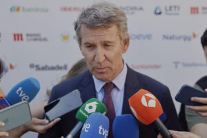 El líder del PP, Alberto Núñez Feijóo, se dirige a medios de comunicación tras participar este jueves en el VI Foro Internacional Expansión. EFE/ Sergio Pérez