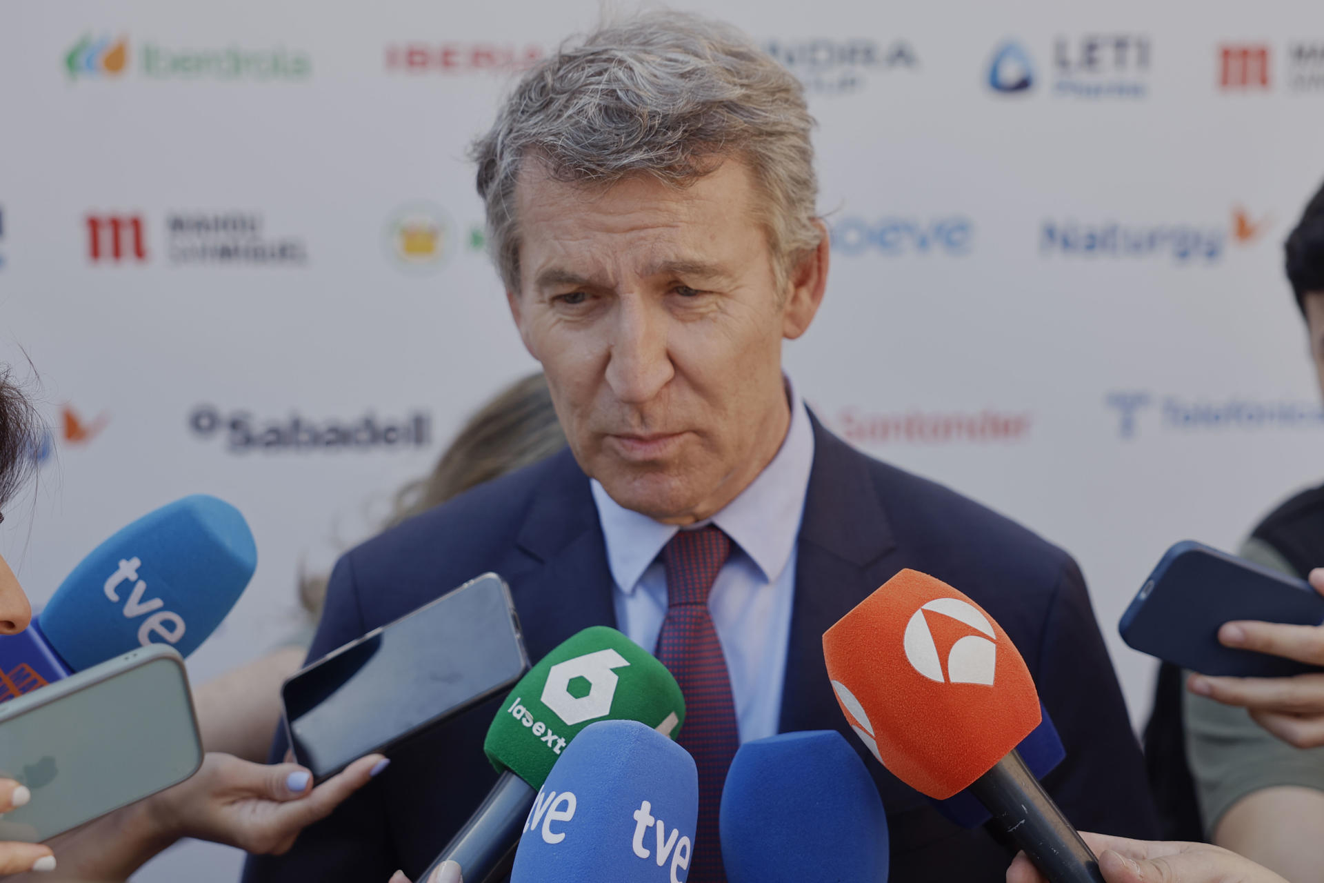 El líder del PP, Alberto Núñez Feijóo, se dirige a medios de comunicación tras participar este jueves en el VI Foro Internacional Expansión. EFE/ Sergio Pérez