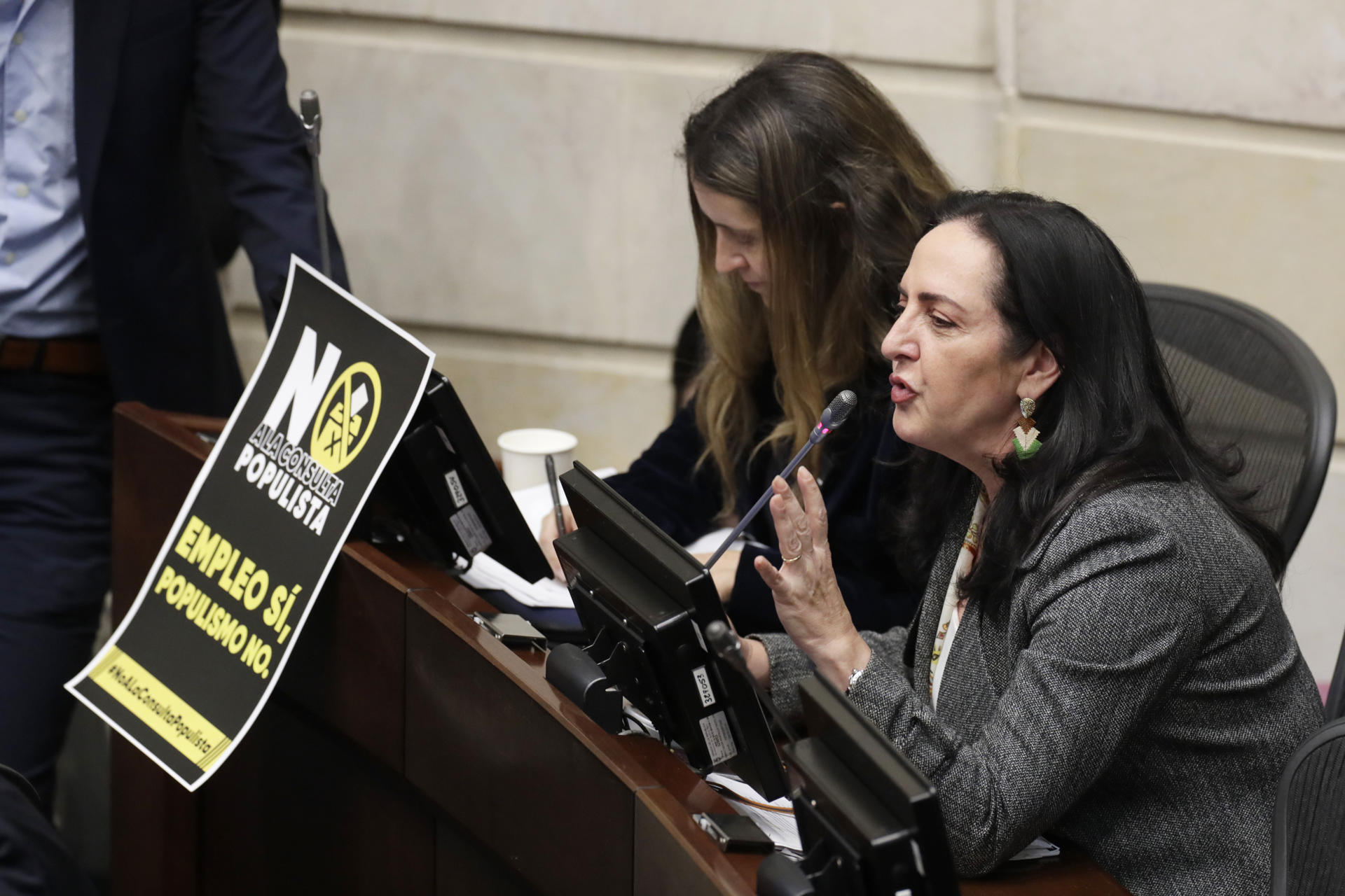 La senadoras opositoras María Fernanda Cabal (d) y Paloma Valencia (c), al participar de una sesión plenaria del Senado de Colombia, en la sede del Congreso, en Bogotá (Colombia). EFE/Carlos Ortega