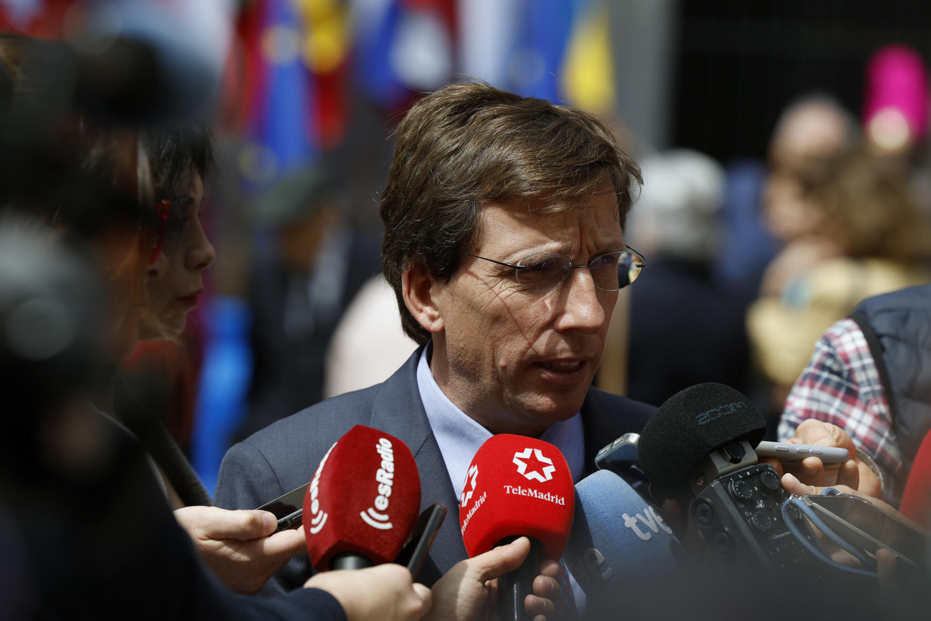 El alcalde de Madrid, José Luis Martínez-Almeida, acompañado por los portavoces de los grupos municipales, preside este viernes el acto conmemorativo del Día de Europa. EFE/ JJ Guillén