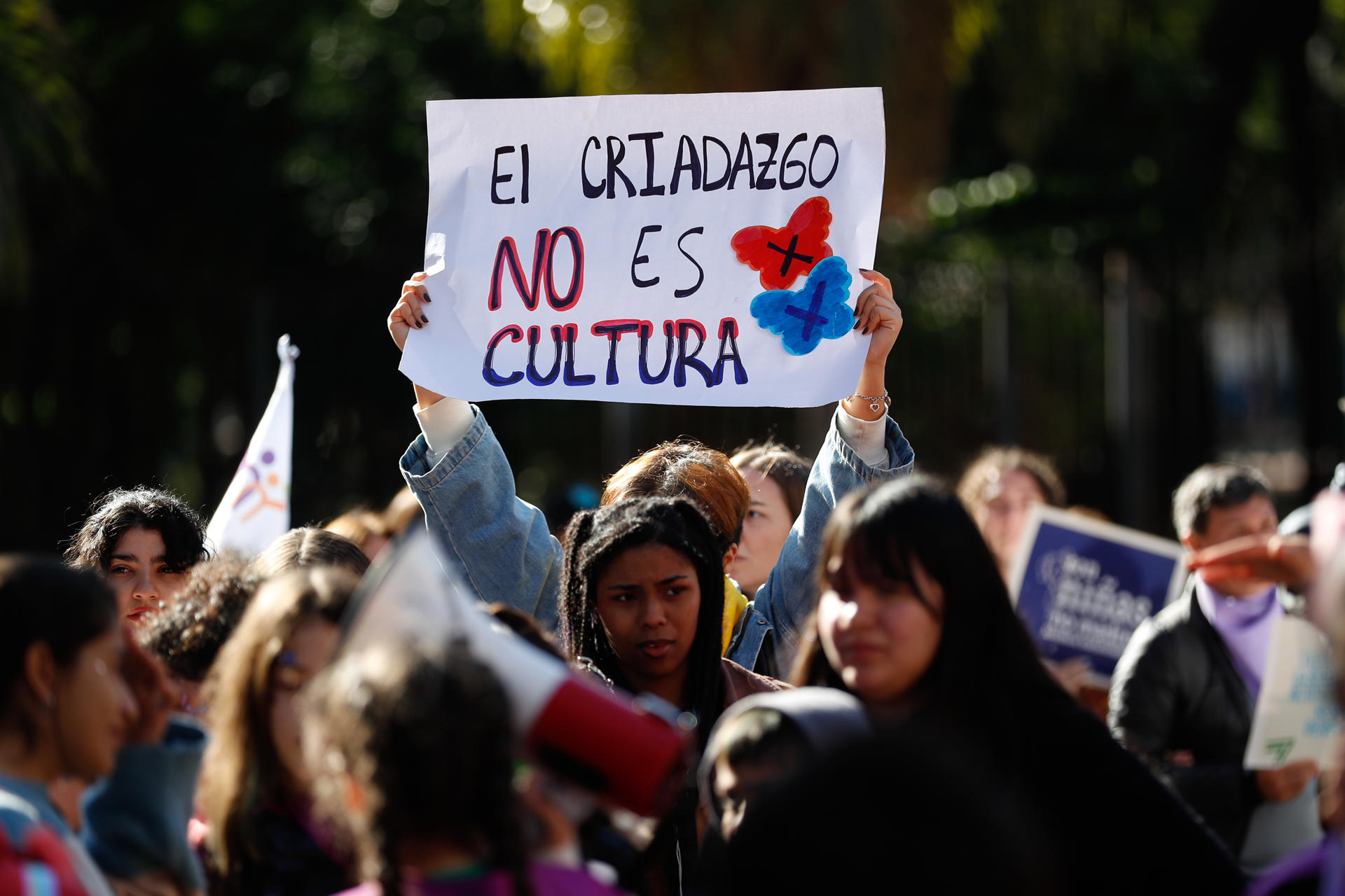 Personas se manifiestan durante una marcha contra del abuso y explotación sexual de niños y adolescentes, este sábado en Asunción (Paraguay). EFE/Juan Pablo Pino