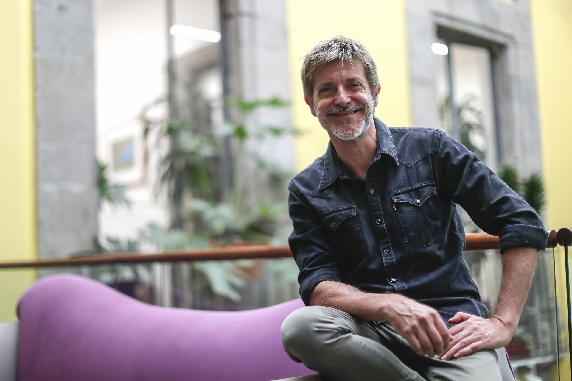 El novelista gráfico y dibujante español Paco Roca posa durante una entrevista con EFE este viernes, en Ciudad de México (México). EFE/ Isaac Esquivel