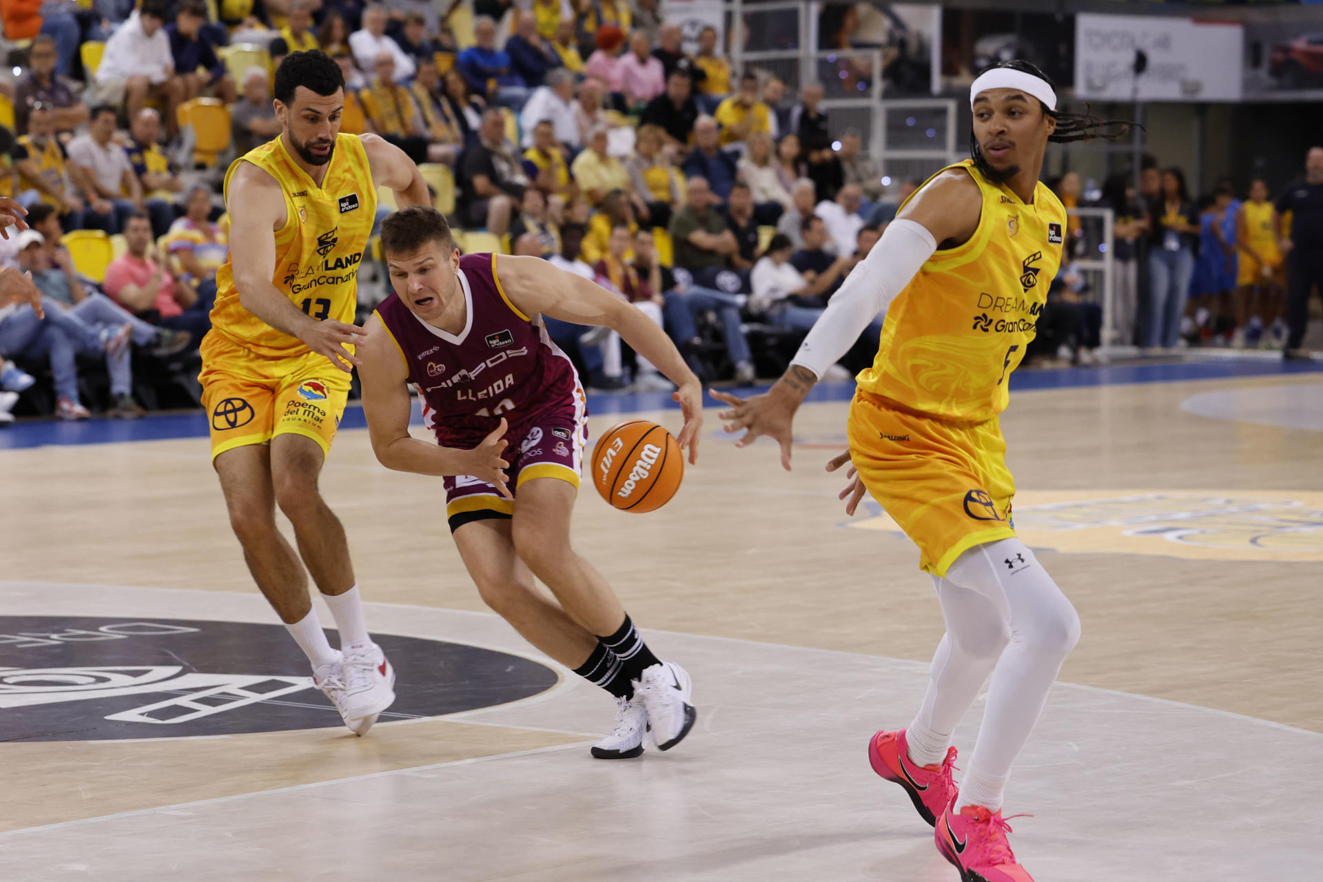 Los jugadores del Dreamland Gran Canaria Pierre Pelos (i) y Joe Thomasson (d) y el jugador del Hiopos Lleida Edo Muric (c) durante el partido aplazado de la jornada 27 de la Liga Endesa que ambos equipos disputaron en el Gran Canaria Arena, en Las Palmas de Gran Canaria. EFE/ Elvira Urquijo A.