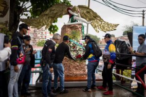 Un grupo de personas fue captado este jueves, 29 de mayo, durante un acto cultural en homenaje a las víctimas de la guerra en Palestina, en Caracas (Venezuela). EFE/Miguel Gutiérrez