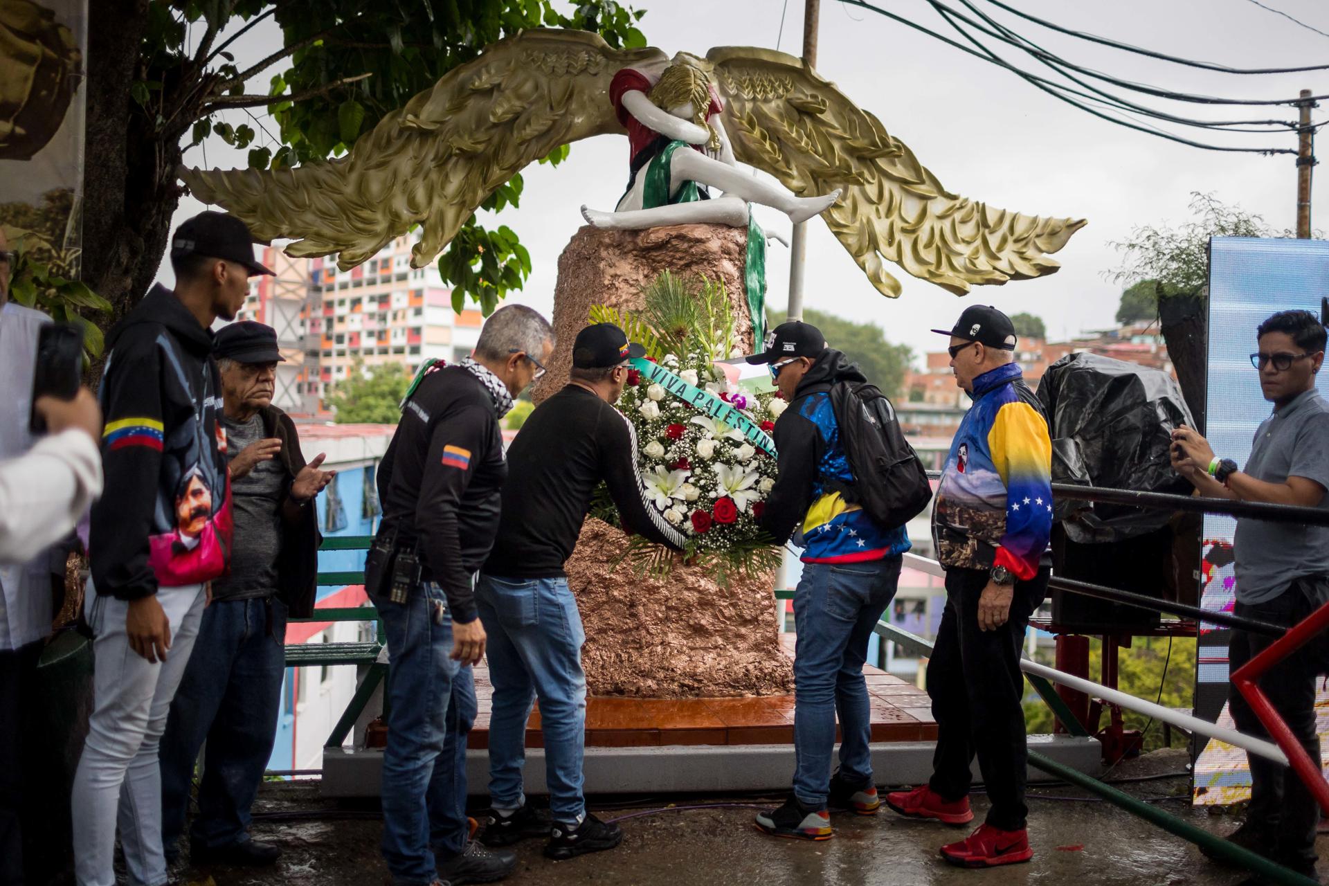 Un grupo de personas fue captado este jueves, 29 de mayo, durante un acto cultural en homenaje a las víctimas de la guerra en Palestina, en Caracas (Venezuela). EFE/Miguel Gutiérrez