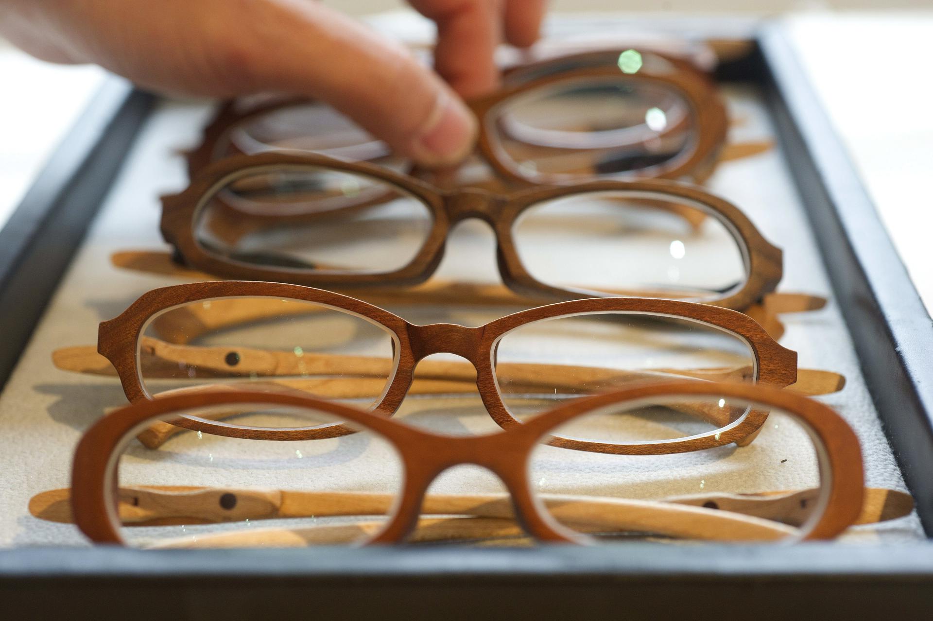 Las familia de menores de 16 años tendrán una ayuda para gafas. EFE/Everett Kennedy Brown