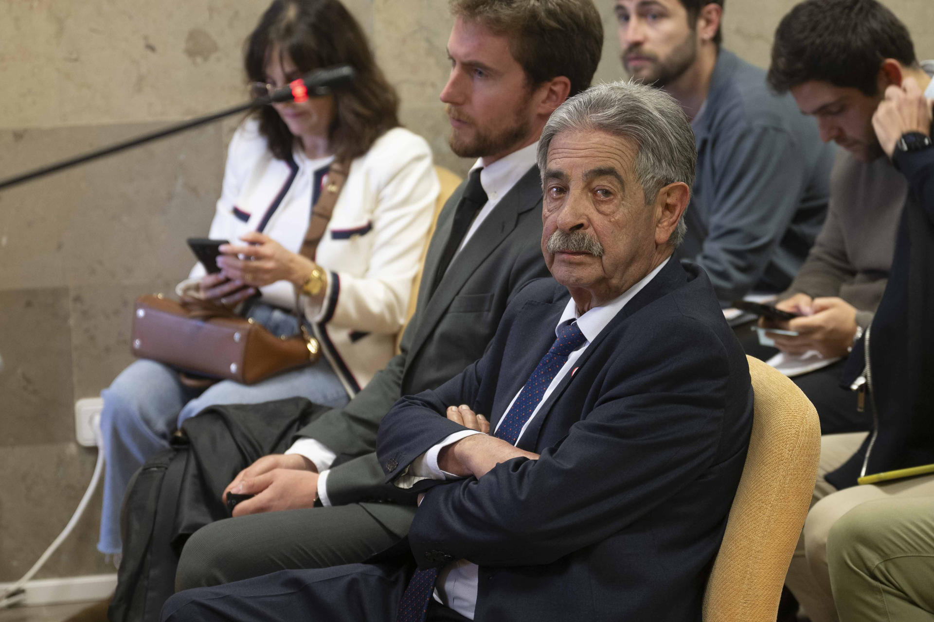 El expresidente cántabro Miguel Ángel Revilla durante el acto de conciliación en el juzgado. EFE/Pedro Puente //POOL//