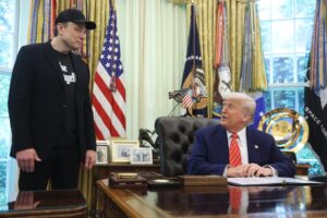 El presidente de Estados Unidos, Donald Trump (d), y Elon Musk asisten a una conferencia de prensa en la Oficina Oval de la Casa Blanca en Washington, DC, EE. UU., 30 de mayo de 2025. EFE/FRANCIS CHUNG