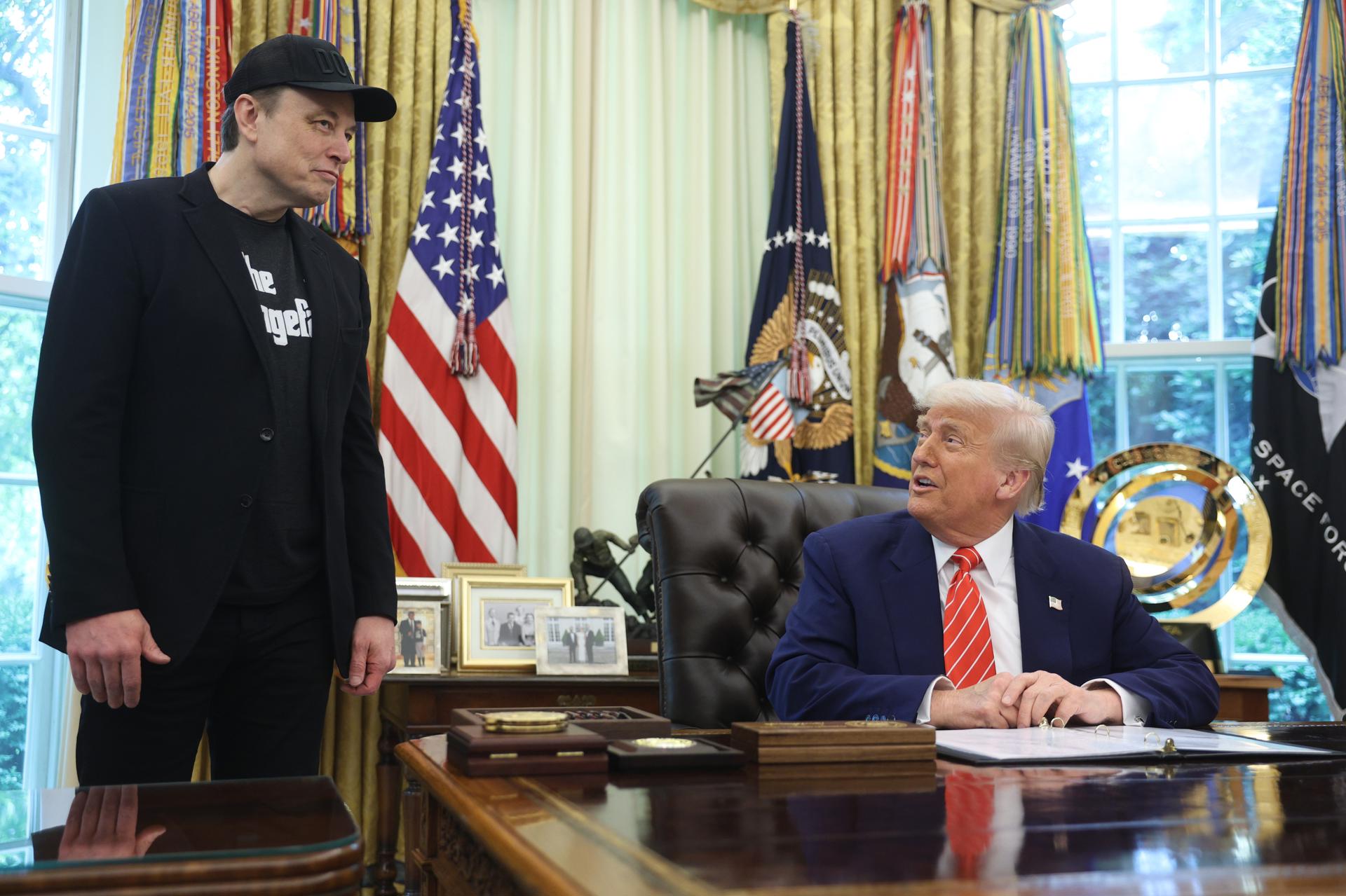 El presidente de Estados Unidos, Donald Trump (d), y Elon Musk asisten a una conferencia de prensa en la Oficina Oval de la Casa Blanca en Washington, DC, EE. UU., 30 de mayo de 2025. EFE/FRANCIS CHUNG