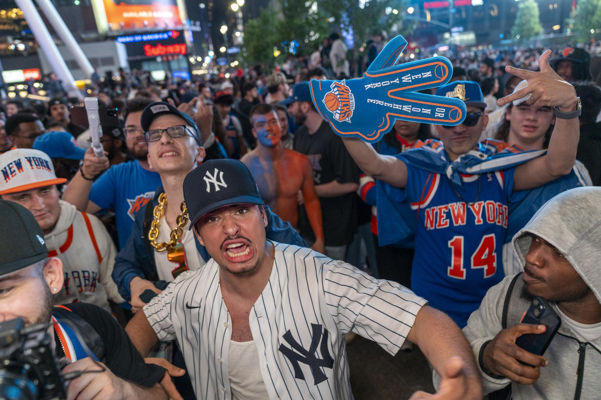 Seguidores de los Knicks celebran el triunfo de su equipo este viernes en Nueva York y la clasificación a su primera final del Este en 25 años. EFE/ Ángel Colmenares