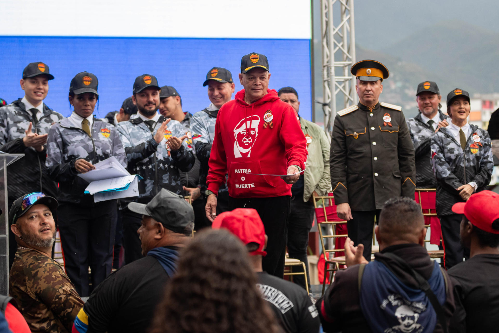 El líder y comandante del colectivo La Piedrita, Valentín Santana (c), participa en un acto de conmemoración del 80° aniversario de la victoria del pueblo ruso en la Gran Guerra Patria este jueves, en Caracas (Venezuela). EFE/ Ronald Pena R