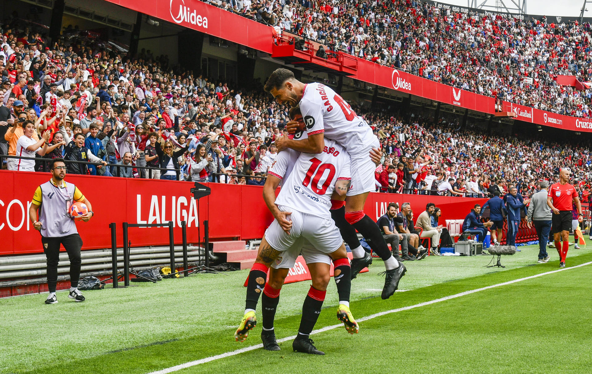 Los jugadores del Sevilla FC celebran el gol marcado por Kike Salas al Leganés este domingo, durante el partido de la jornada 34 de LaLiga EA Sports, entre el Sevilla FC y el CD Leganés, en el estadio Ramón Sánchez Pizjúan de la capital andaluza. EFE/ Raúl Caro