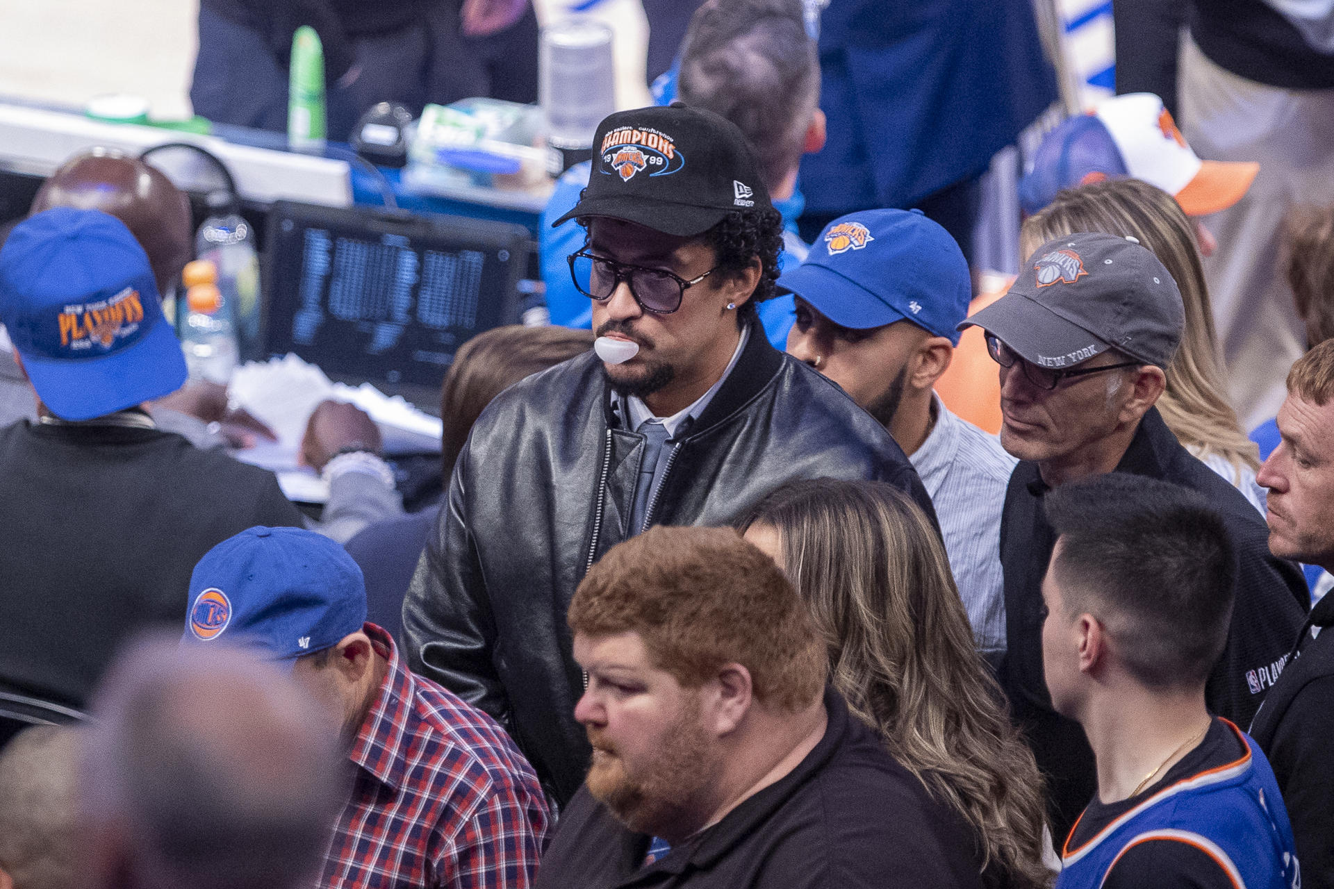 El cantante y compositor puertorriqueño Bab Bunny asiste este lunes al partido de la NBA que los Nicks ganaron por 121-113 a los Boston Celtics en el Madison Square Garden de Nueva York. EFE/ Ángel Colmenares