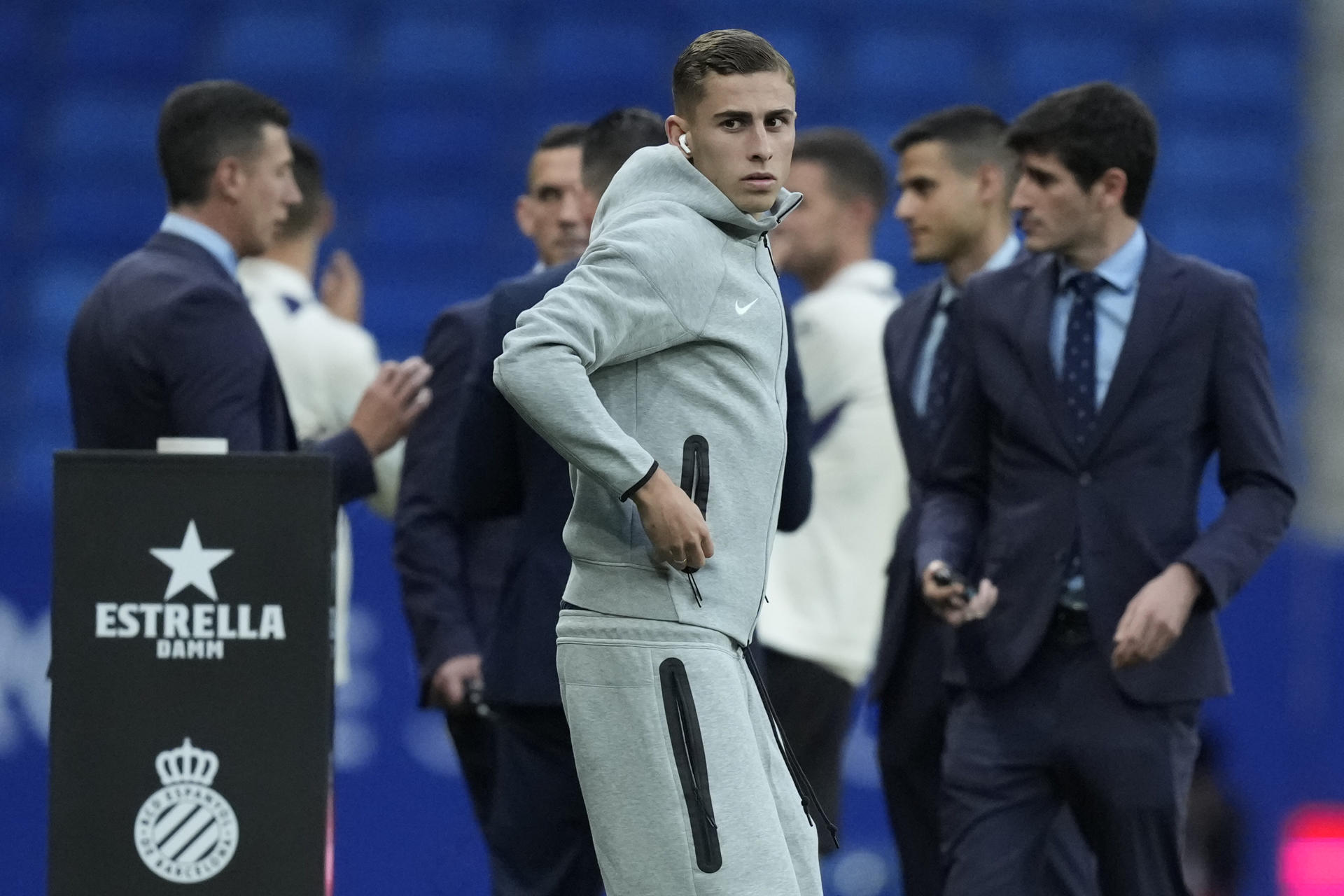 El centrocampista del Barcelona Fermín López en la inspección de campo previa al partido de LaLiga entre el Espanyol y el Barcelona, este jueves en el RCDE Stadium. EFE/ Enric Fontcuberta