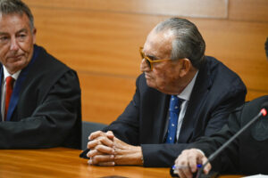GRAFCVA7588. CASTELLÓN DE LA PLANA, 19/05/2025.- El expresidente de la Diputación de Castellón y del PP provincial Carlos Fabra durante la primera sesión del juicio con jurado que acoge la Audiencia de Castellón por un presunto delito de cohecho en el que figura como acusado por presuntas irregularidades en un patrocinio del aeropuerto de Castellón junto al expiloto de motociclismo Álex Debón. EFE/Andreu Esteban