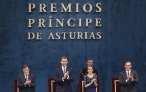 Imagen de archivo (24/10/2014) de los reyes Felipe VI y Letizia; el presidente del Principado de Asturias, Javier Fernández (i) y el presidente de la Fundación Principe de Asturias, Matías Rodríguez Inciarte (d) durante la ceremonia de entrega de estos galardones, en el Teatro Campoamor de Oviedo. EFE/José Luis Cereijido
SPAIN PRINCE OF ASTURIAS AWARDS:Spain's King Felipe VI (CL) and his wife, Queen Letizia (CR), next to Asturias regional government president, Javier Fernandez (L), and Prince of Asturias Foundation president, Matias Rodriguez Inciarte, during the 2014 Prince of Asturias Awards ceremony held at Campoamor Theatre in Oviedo, Asturias, northern Spain, on 24 October 2014. The annual Prince of Asturias Awards are Spanish prizes given by the Prince of Asturias Foundation to international individuals, entities or organizations who make important achievements in sciences, humanities and public affairs. EFE/Jose Luis Cereijido