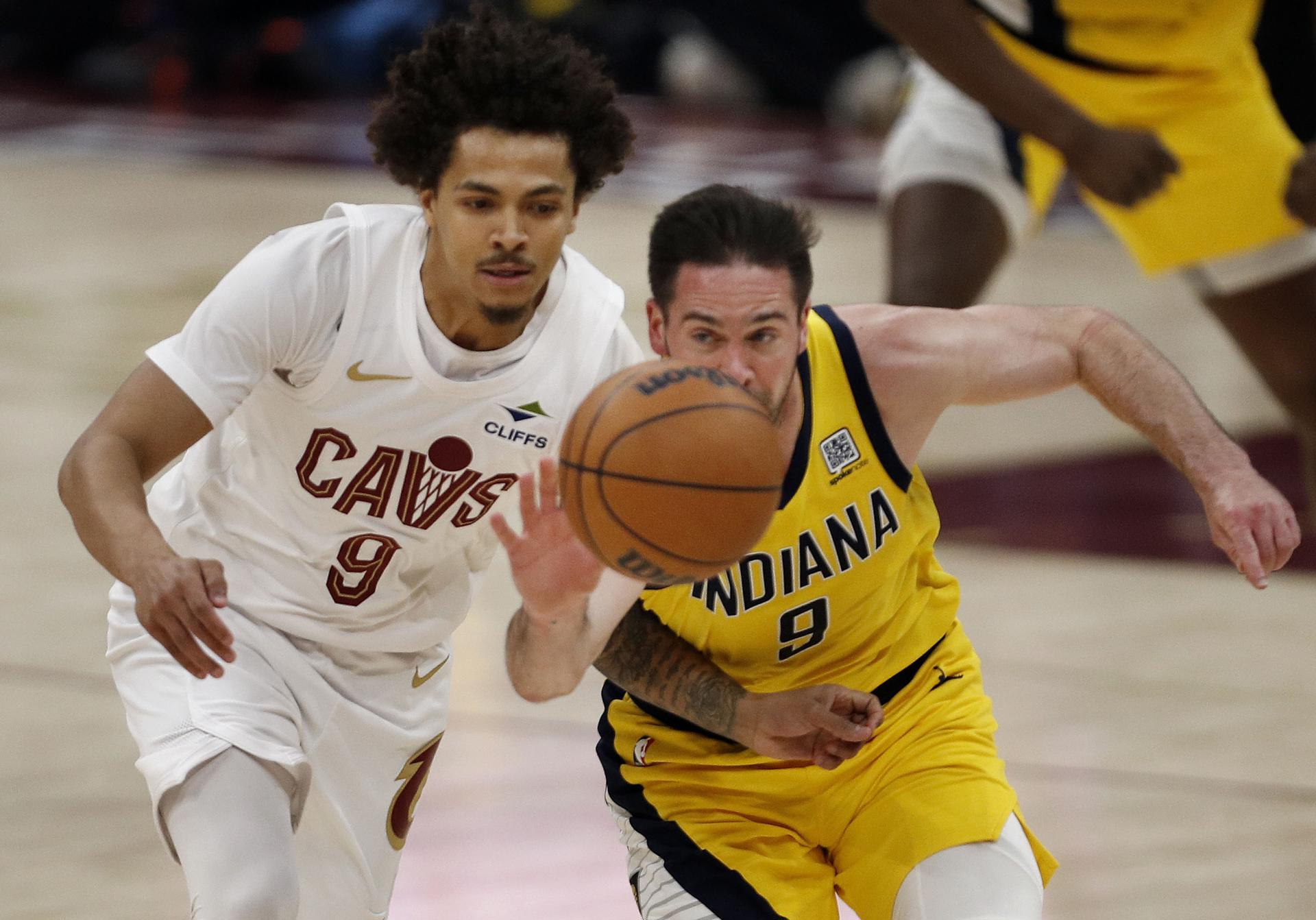 Craig Porter Jr. (i), de los Cavaliers, intenta marcar a T.J. McConnell, de los Pacers. EFE/EPA/DAVID MAXWELL
