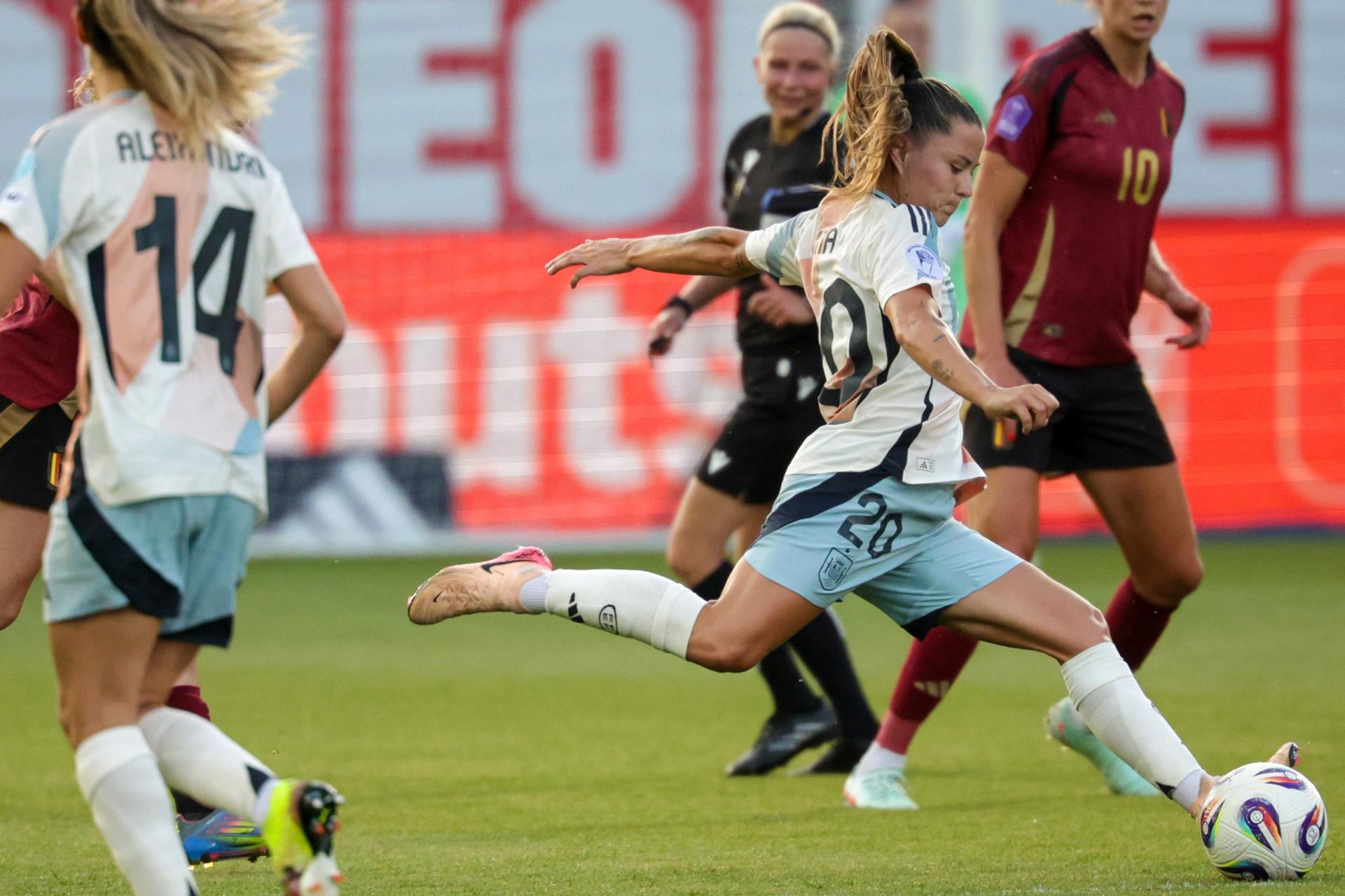 España goleó este viernes a Bélgica (1-5) con sendos dobletes de Esther González y Athenea del Castillo y un tanto de Alba Redondo, se mantuvo como líder del grupo A3 de la Liga de Naciones y depende de ella misma para pasar a la fase final, que alcanzará si gana o empata con Inglaterra en Barcelona. EFE/EPA/OLIVIER MATTHYS