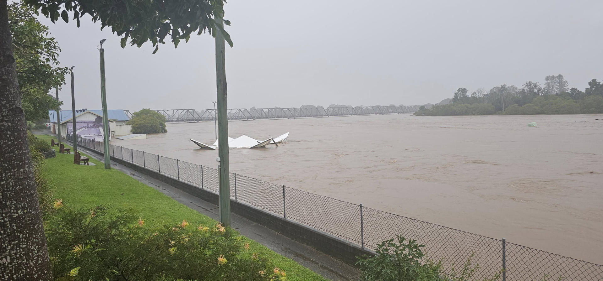 TAREE (AUSTRALIA), 21/05/2025.- Miles de personas permanecen aisladas y al menos 300 han sido evacuadas a raíz de las inundaciones que sufren varias poblaciones del estado suroriental de Nueva Gales del Sur, el más poblado de Australia, informaron este miércoles las autoridades. EFE/Jack Dean / SOLO USO EDITORIAL/SOLO DISPONIBLE PARA ILUSTRAR LA NOTICIA QUE ACOMPAÑA (CRÉDITO OBLIGATORIO)
