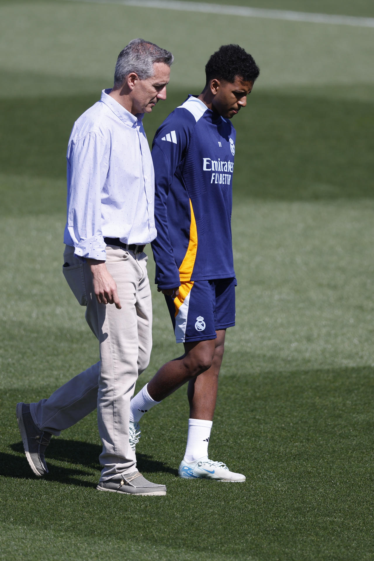 El delantero del Real Madrid, Rodrygo se retira del entrenamiento con molestias en Valdebebas, Madrid, antes de su enfrentamiento liguero contra el Mallorca. EFE/ Javier Lizón