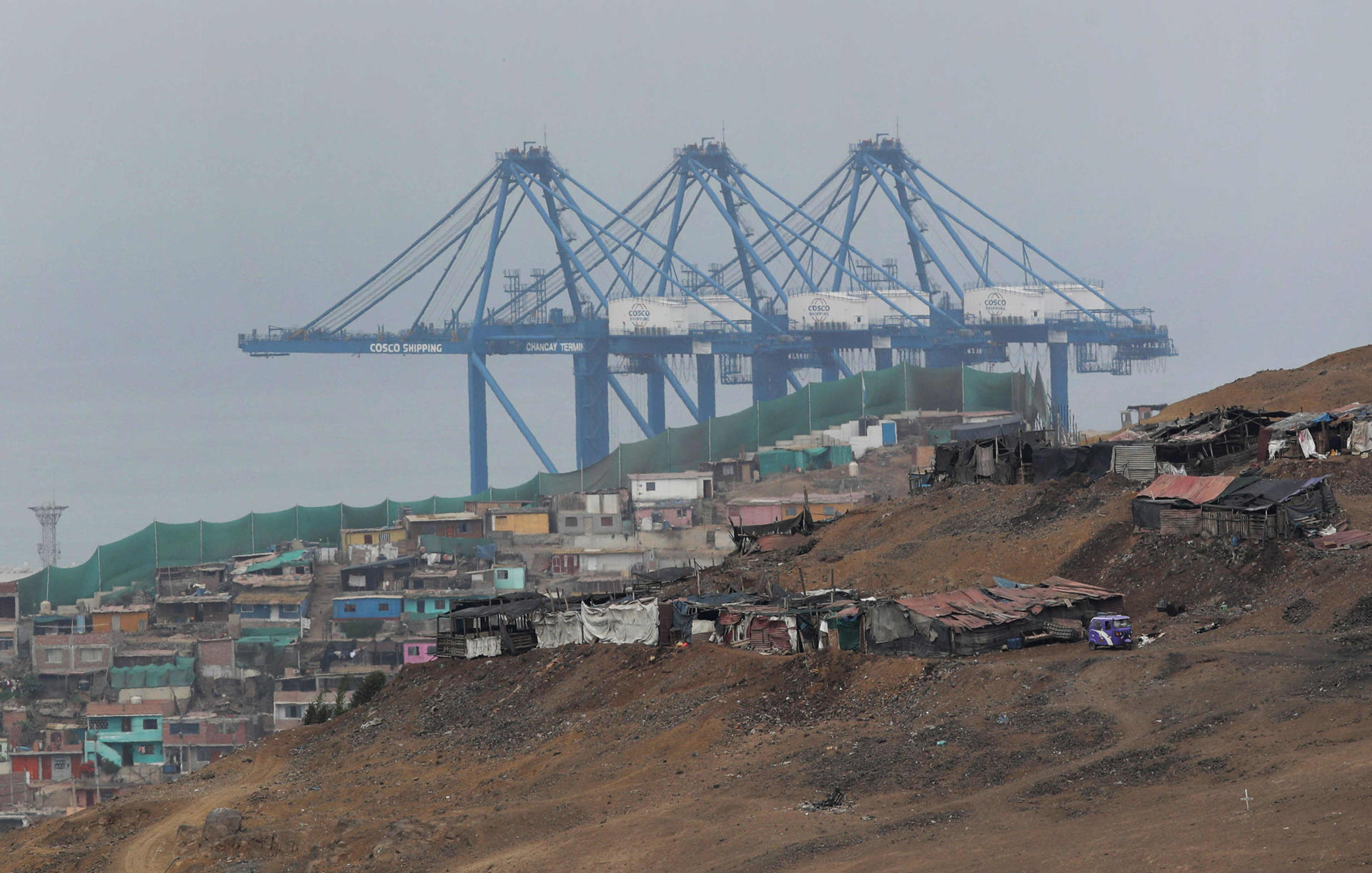 Fotografía de archivo tomada el 29 de octubre de 2024 en el puerto de Chancay, que abrirá una puerta a China en las costas de Lima, Perú, y será una escala fundamental de la Nueva Ruta de la Seda en Suramérica. EFE/Paolo Aguilar