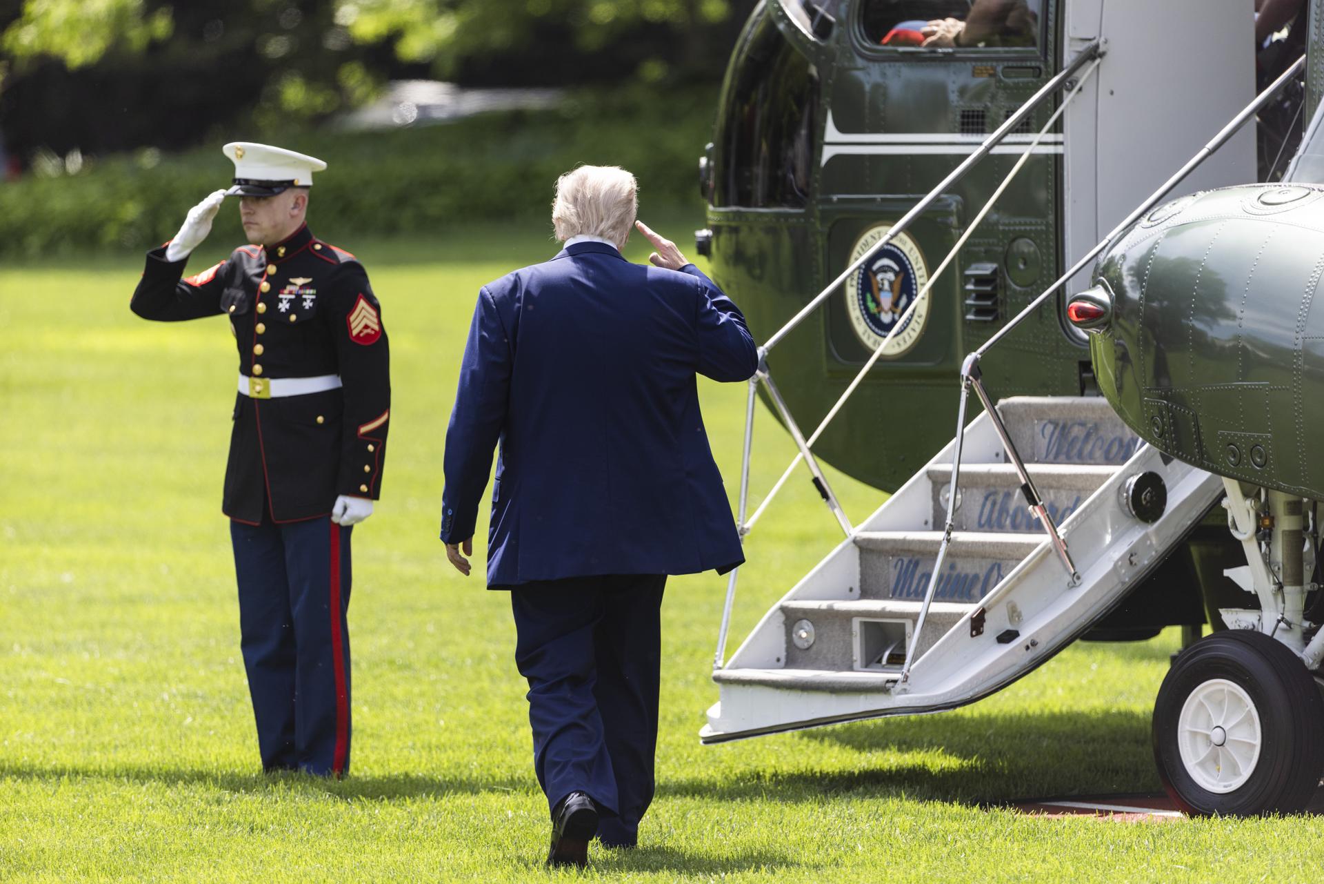 El presidente de Estados Unidos, Donald Trump, sale de la Casa Blanca hacia Oriente Medio en Washington, DC, EE. UU., este lunes 12 de mayo de 2025. EFE/EPA/JIM LO SCALZO
//////////
WASHINGTON (United States), 12/05/2025.- US President Donald Trump departs the White House for the Middle East in Washington, DC, USA, 12 May 2025. In the first extended international trip of his second term in office, Trump is scheduled to visit Saudi Arabia, Qatar, and the United Arab Emirates. (Arabia Saudita, Emiratos Árabes Unidos, Catar) EFE/EPA/JIM LO SCALZO