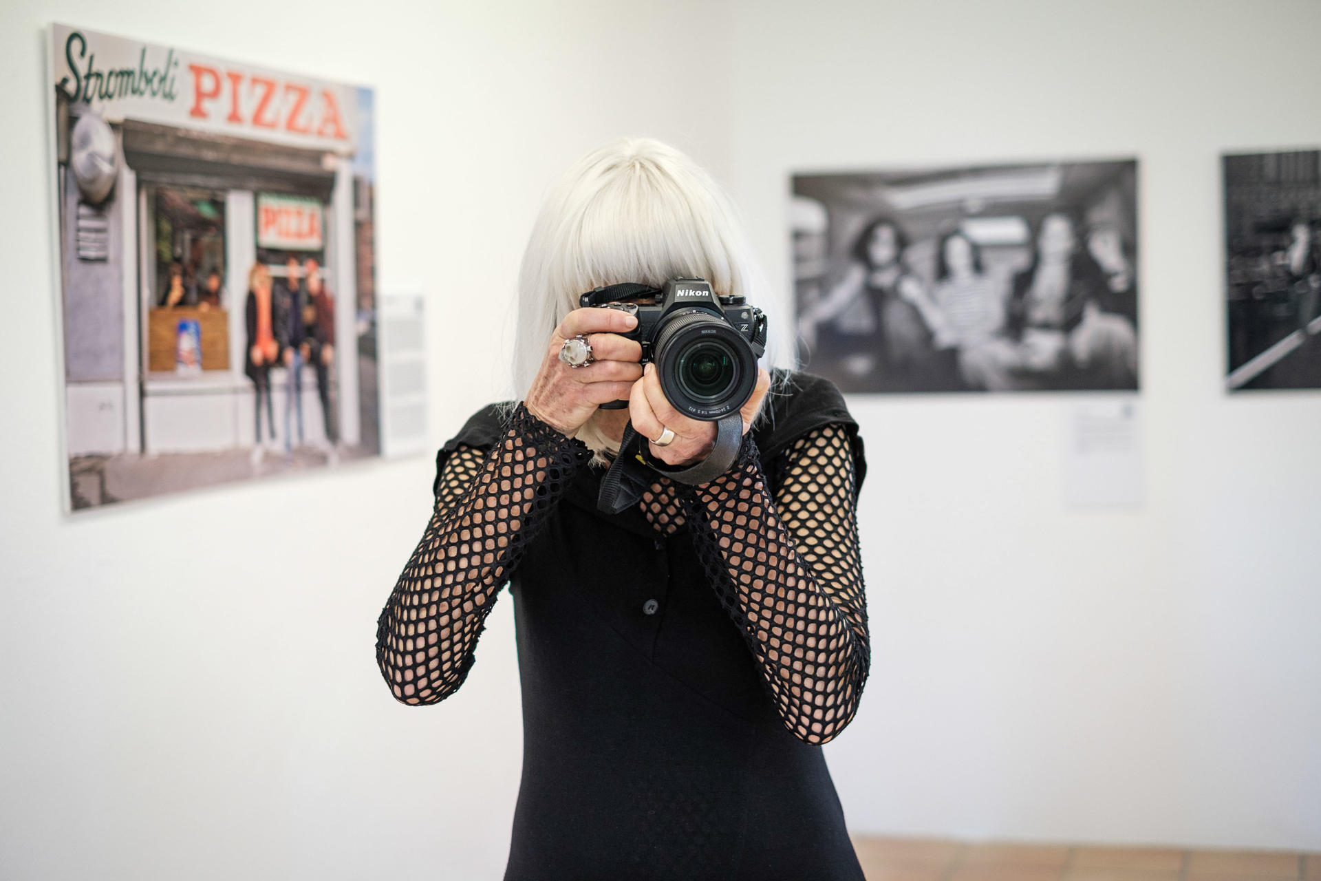 Lynn Goldsmith, autora de icónicas fotografías de estrellas del rock, ha mantenido con algunos artistas relaciones personales estrechas, pero para retratar a otros ha debido despojarles de su condición de ídolos. "Con Bob Dylan tuve que decidir si era fan o fotógrafa", explica en una entrevista con EFE. EFE/Sergio G. Cañizares