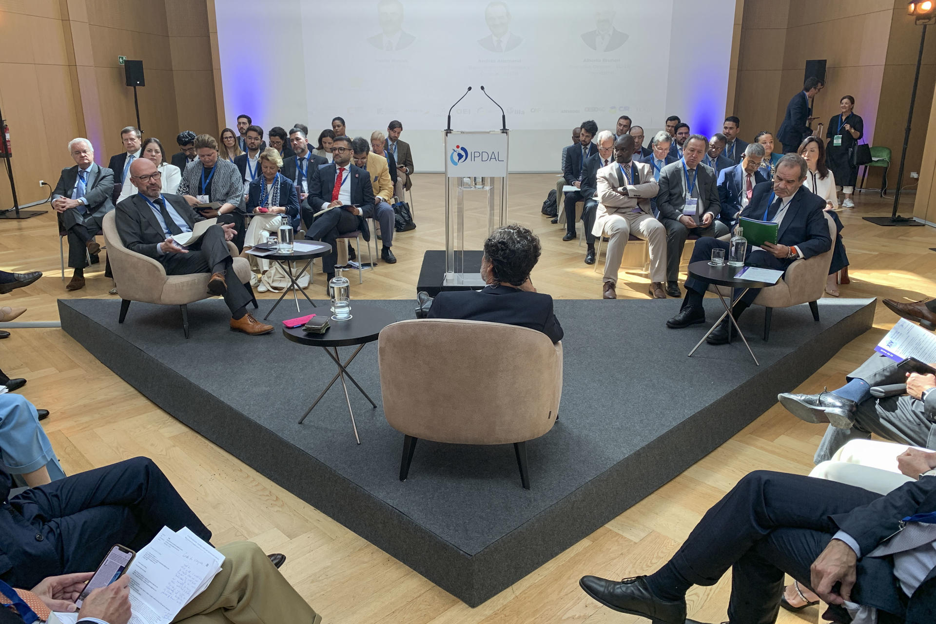 Vista general de la apertura de la segunda jornada del XIV Encuentro 'Triángulo Estratégico América Latina-Europa-África este jueves un hotel lisboeta. El secretario general Iberoamericano, Andrés Allamand, abogó este jueves por que Europa, América Latina y África aprovechen el espacio dejado por Estados Unidos en materia de cooperación y política internacional en un momento en el que el multilateralismo está "extraordinariamente tensionado". EFE/ Carlota Ciudad