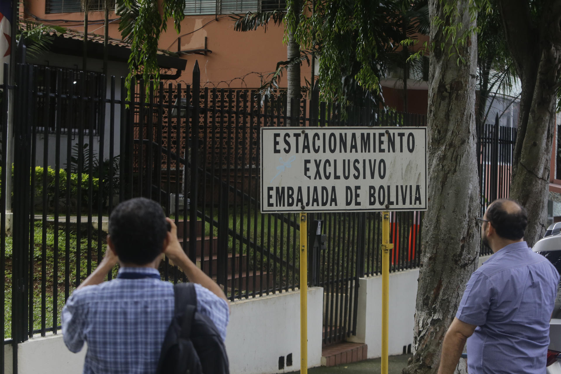 Personas observan la sede de la Embajada de Bolivia este miércoles, en Ciudad de Panamá (Panamá). EFE/ Carlos Lemos