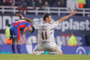 Franco Zapiola de Platense celebra el triunfo frente a San Lorenzo. EFE/Juan Ignacio Roncoroni