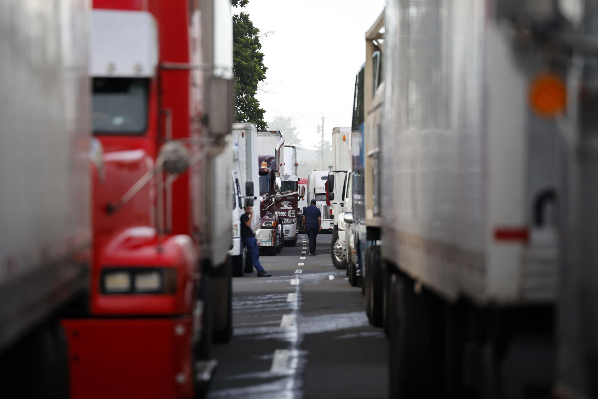 Camioneros esperan que las vías sean desbloqueadas este miércoles, durante una protesta en Viguí, Veraguas (Panamá). EFE/ Bienvenido Velasco
