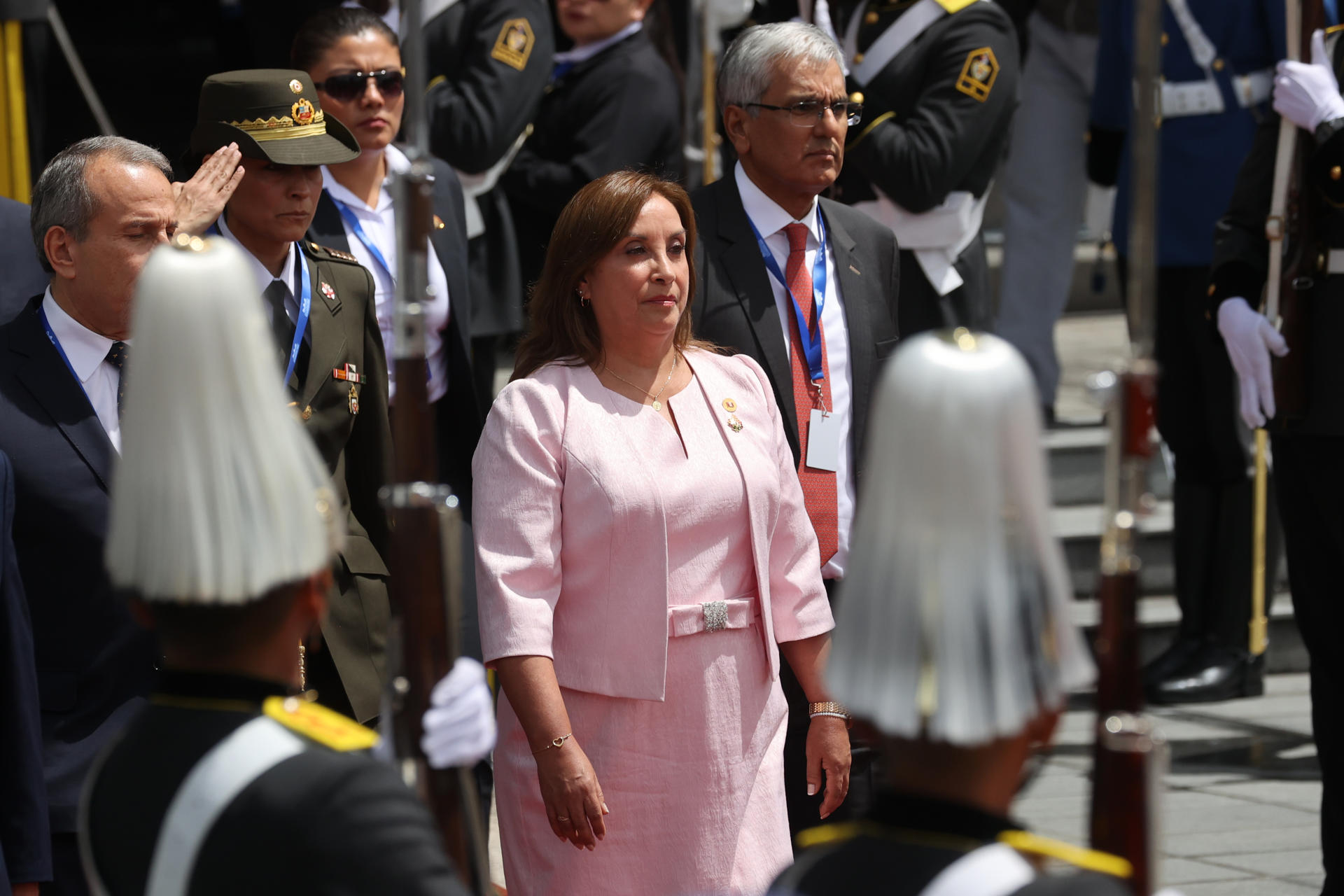 La presidenta de Perú, Dina Boluarte, sale de la Asamblea Nacional (Parlamento) este sábado, en Quito (Ecuador). EFE/ José Jácome