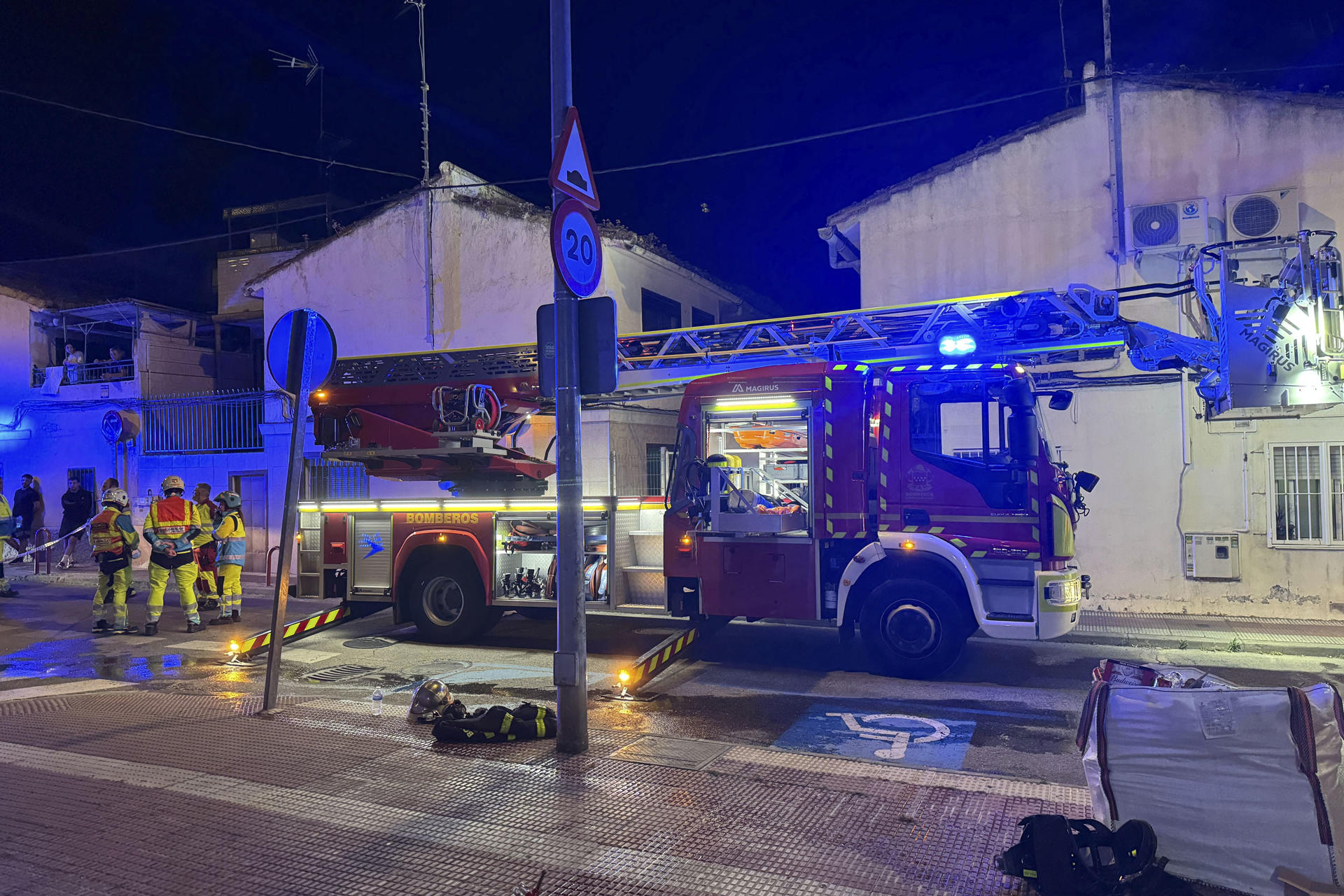 Una mujer de 58 años ha muerto este lunes por la noche en un incendio registrado en una vivienda de Parla (Madrid) que presentaba dos focos diferentes, uno en la cocina y otro en el salón, han informado fuentes del 112 de la Comunidad de Madrid. A pesar de intentar su rescate, la mujer ya estaba fallecida por intoxicación por inhalación de humo y quemaduras. EFE/Comunidad de Madrid SÓLO USO EDITORIAL/SÓLO DISPONIBLE PARA ILUSTRAR LA NOTICIA QUE ACOMPAÑA (CRÉDITO OBLIGATORIO)
