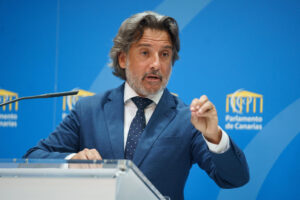 El diputado socialista y expresidente del Parlamento de Canarias, Gustavo Matos, ha limitado toda su relación con el empresario libanés Mohamed Derbah a un café en el que éste le invitó meses antes de ser detenido en una operación contra el narcotráfico, y ha negado que mediara por éste ante el Subdelegado del Gobierno. Matos, que actualmente ostenta la vicepresidencia segunda de la Cámara regional, ha detallado este martes en rueda de prensa que fue el propio Derbah quien lo citó por teléfono a dicho encuentro en una cafetería de un centro comercial de Santa Cruz de Tenerife y que no le resultó sospechoso. EFE/ Ramón De La Rocha