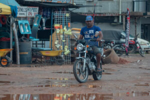Un hombre recorre una calle esta 25 de mayo de 2025, en Dalla Costa, municipio Sifontes del estado Bolívar (Venezuela). EFE/ Rayner Peña R