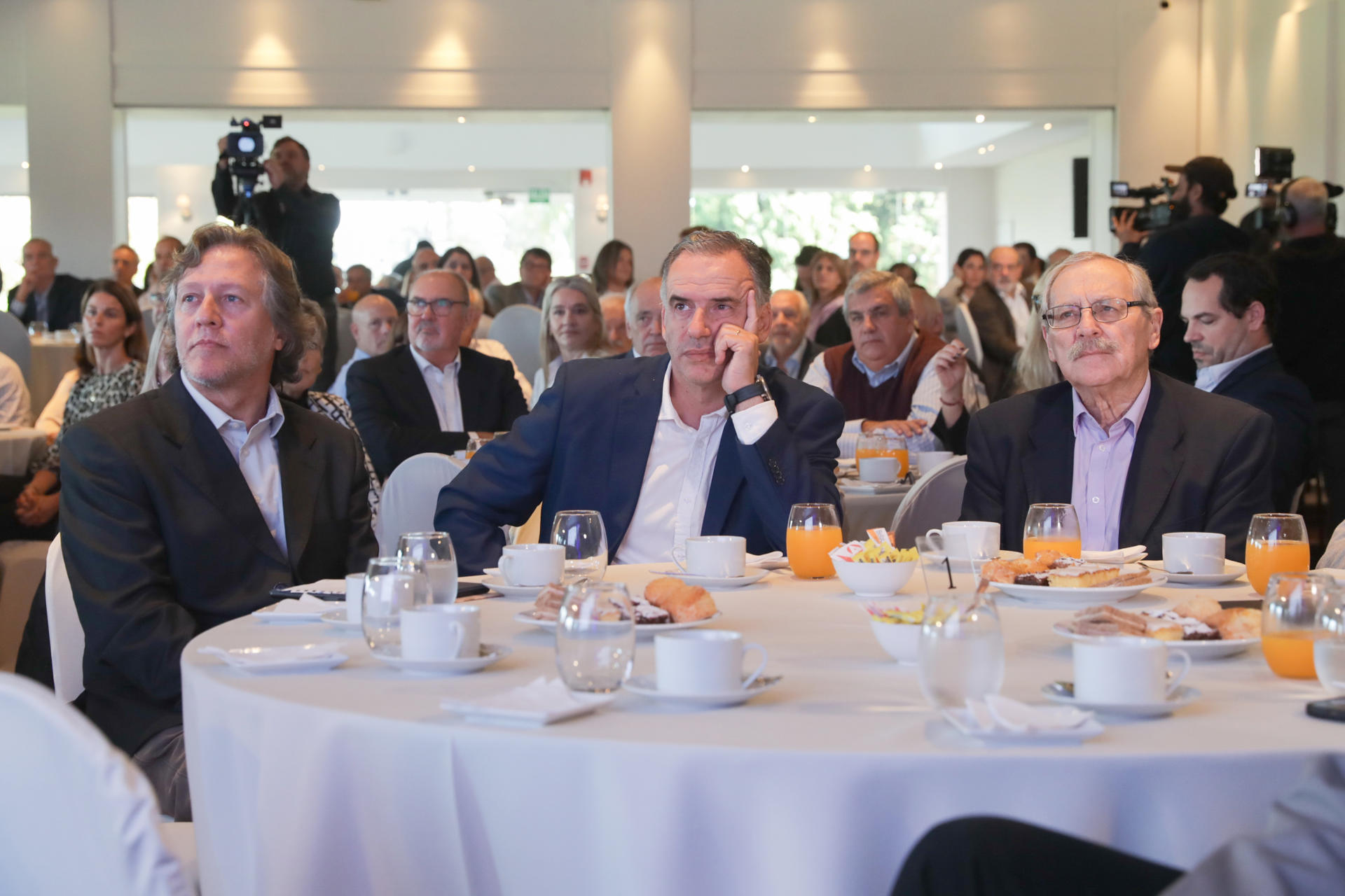 El director ejecutivo del Institut Pasteur de Montevideo, Carlos Batthyány (i), el presidente de Uruguay, Yamandú Orsi (c) y el fundador del Institut Pasteur de Montevideo y exministro de Educación y Cultura uruguayo Ricardo Erlich participan en el acto de presentación de una vacuna contra la garrapata que afecta al ganado bovino, creada por científicos uruguayos. EFE/Alejandro Prieto