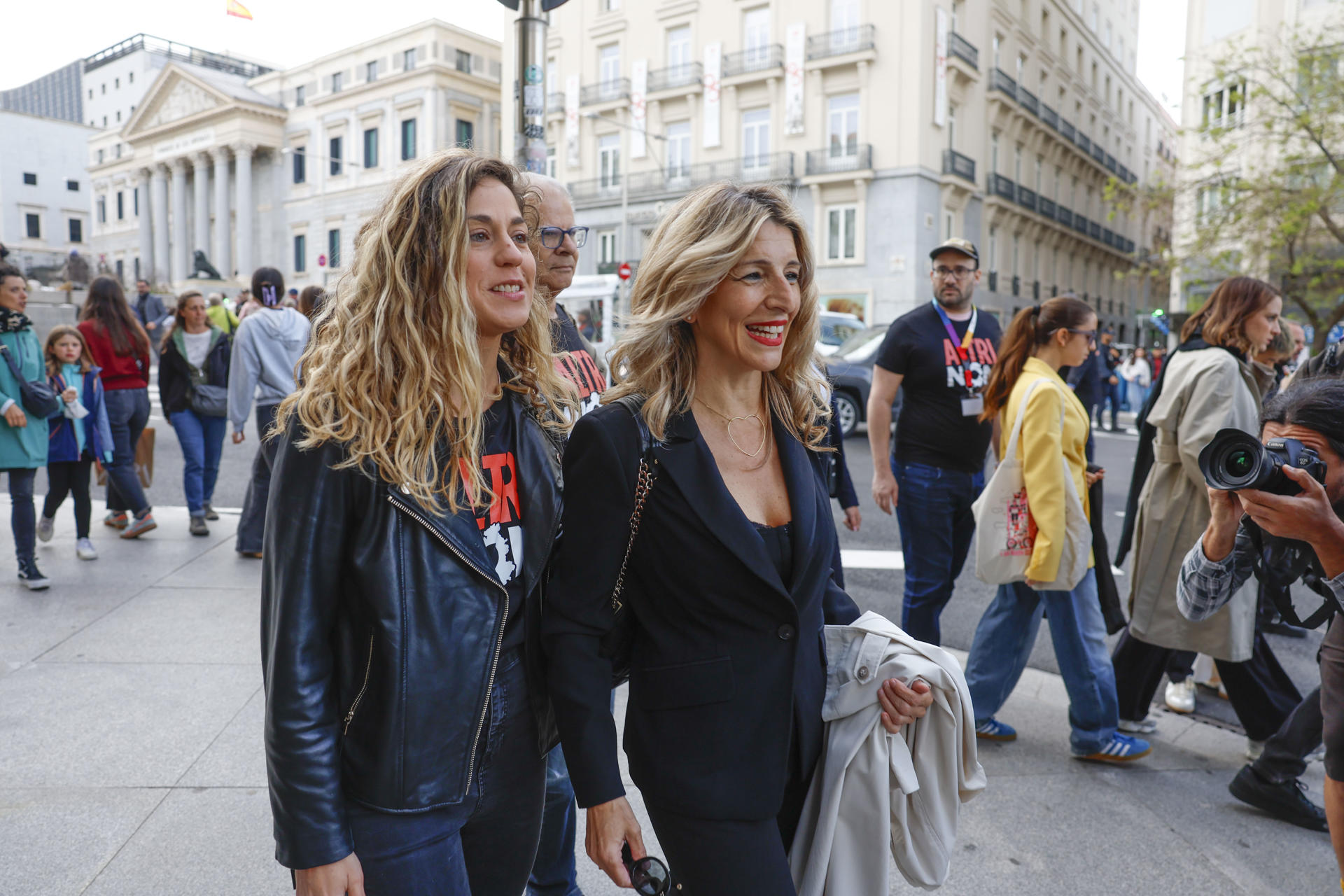 La vicepresidenta segunda y ministra de Trabajo y Economía Social, Yolanda Díaz (c-d), participa en la concentración convocada la Plataforma Ulloa Viva Ecologistas en Acción y Greenpeace para exigir al Gobierno español que rechace subvencionar el proyecto de macrofábrica de celulosa de la multinacional Altri y respete la voluntad del pueblo gallego este jueves, frente al Congreso en Madrid. EFE/ Juanjo Martín