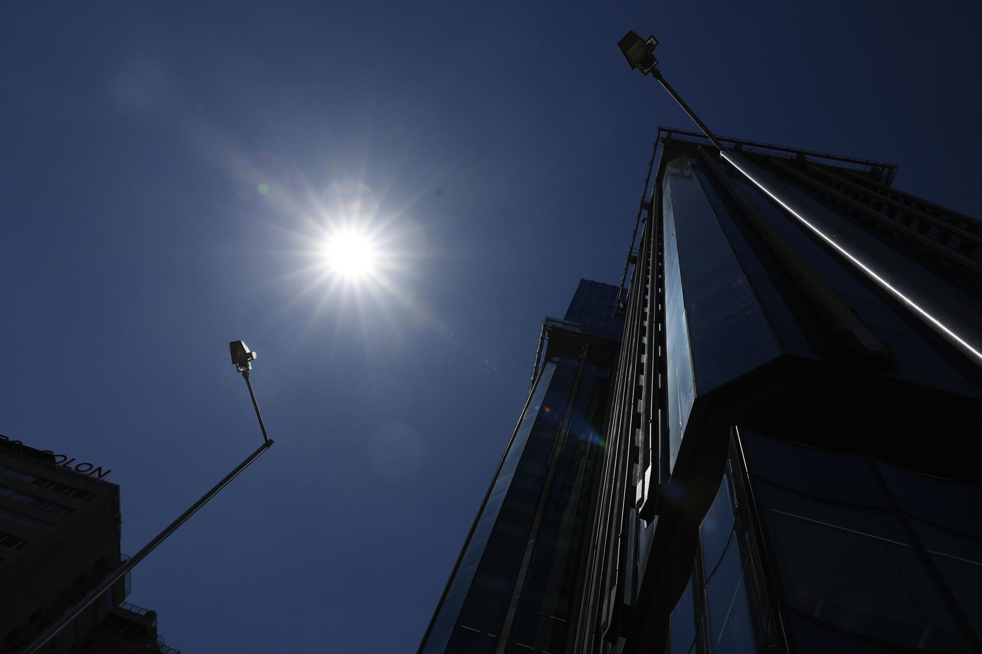 Los rayos del sol inciden sobre las torres de Colón (Mutua Madrileña) en Madrid, donde se registran este miércoles 32 grados de temperatura. EFE/ Mariscal
