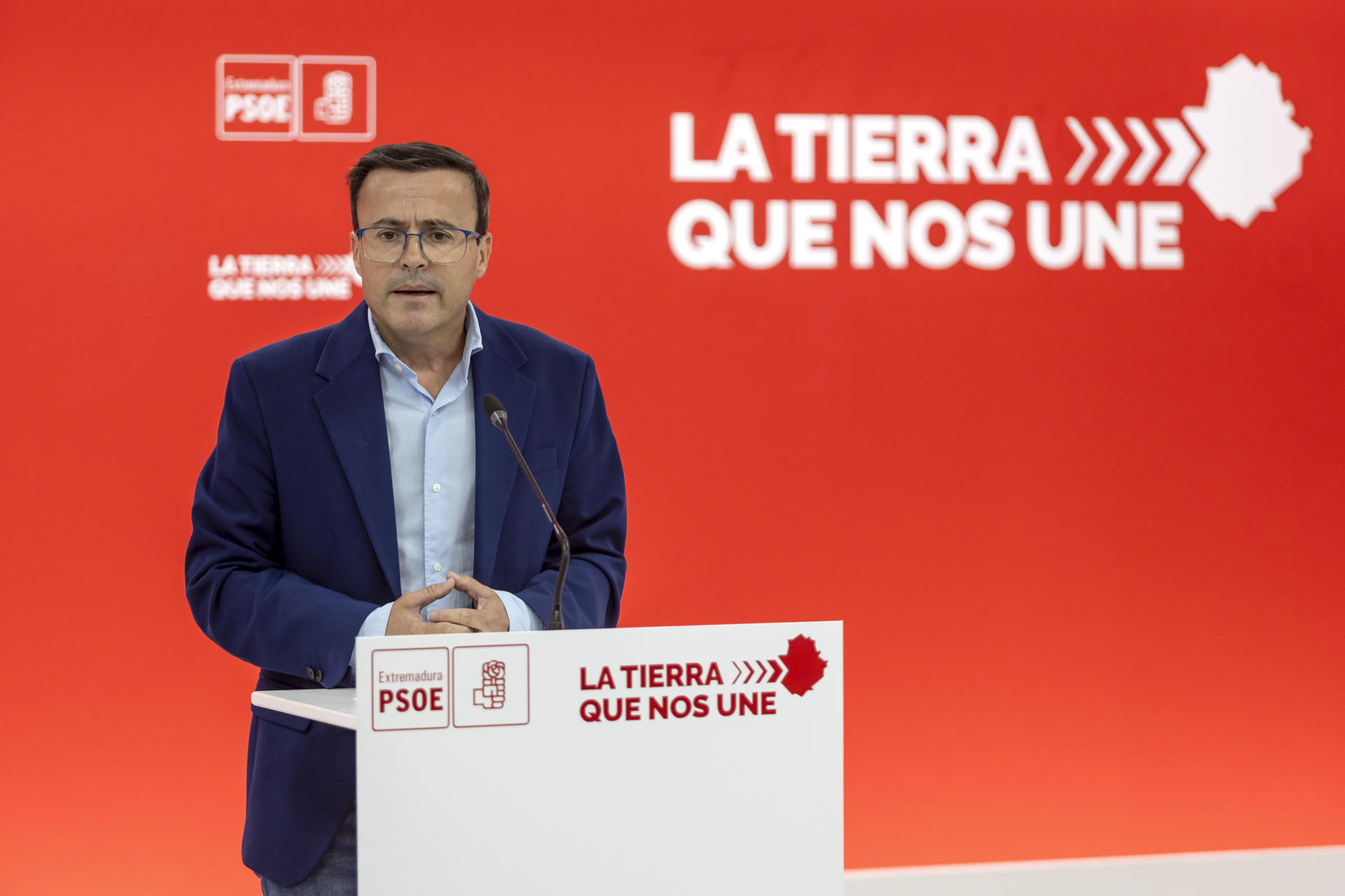 El secretario general del PSOE extremeño, Miguel Angel Gallardo, ha anunciado que dejará la presidencia de la Diputación de Badajoz así como su cargo de concejal en el Ayuntamiento de Villanueva de la Serena y también ha comunicado que ha trasladado a la presidenta de la Asamblea, Blanca Martín, la apertura de un debate para modificar, de acuerdo con el PP, el Estatuto de Autonomía en lo concerniente a la figura del aforamiento de los 65 diputados y los miembros del Consejo de Gobierno. EFE/Jero Morales