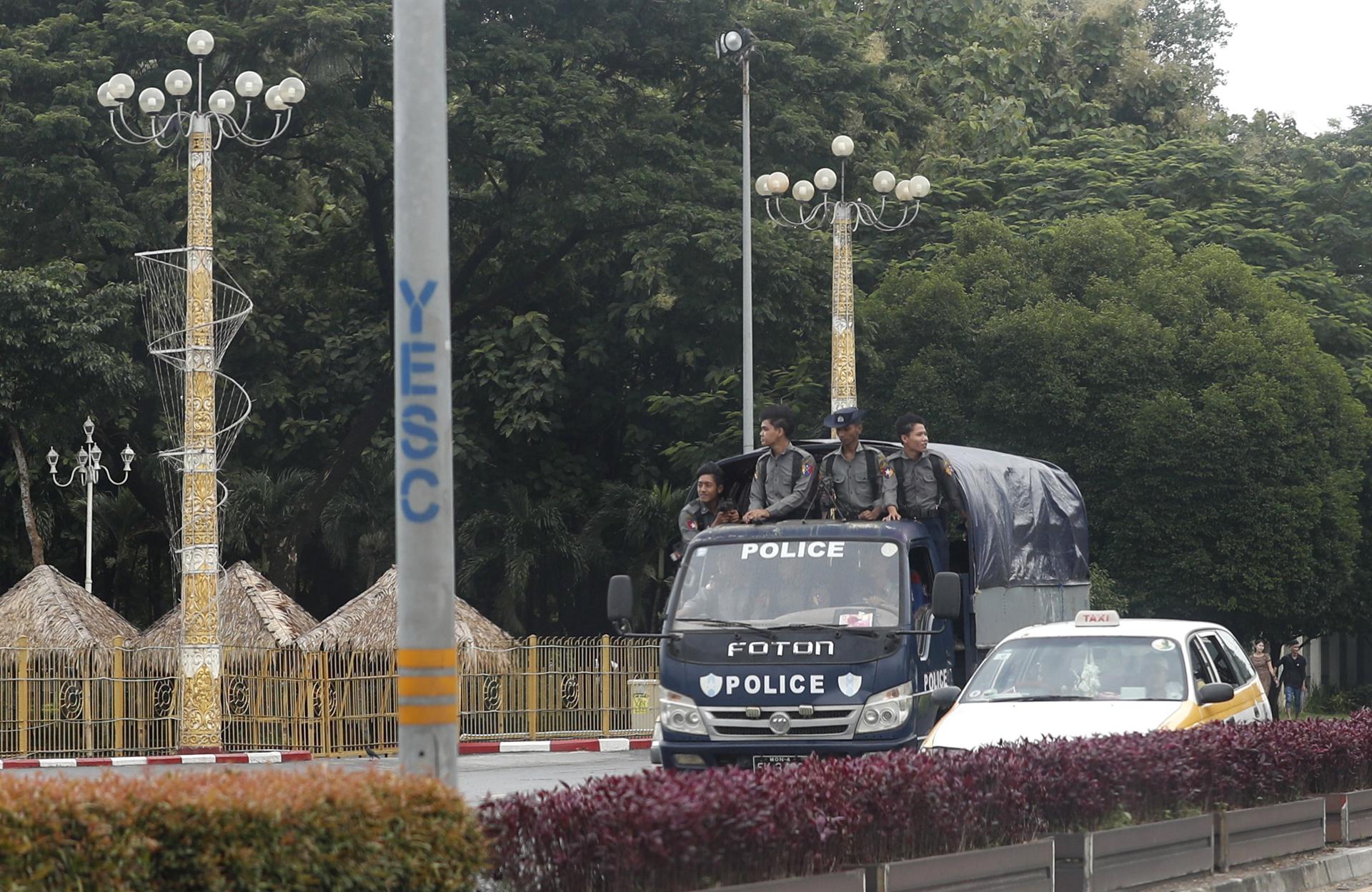 Fotografía de archivo de la Policía birmana en las calles de Rangún.
EFE/EPA/STR