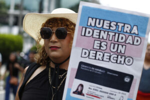 Una persona participa en una marcha en conmemoración del Día Internacional contra la Homofobia, la Transfobia y la Bifobia, este sábado, en San Salvador (El Salvador). EFE/ Rodrigo Sura