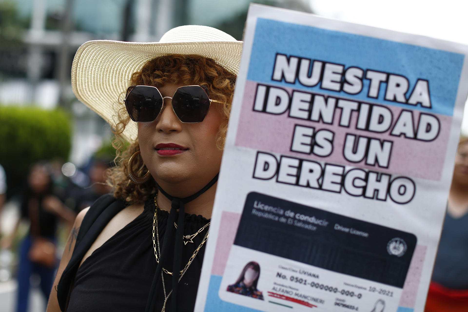 Una persona participa en una marcha en conmemoración del Día Internacional contra la Homofobia, la Transfobia y la Bifobia, este sábado, en San Salvador (El Salvador). EFE/ Rodrigo Sura