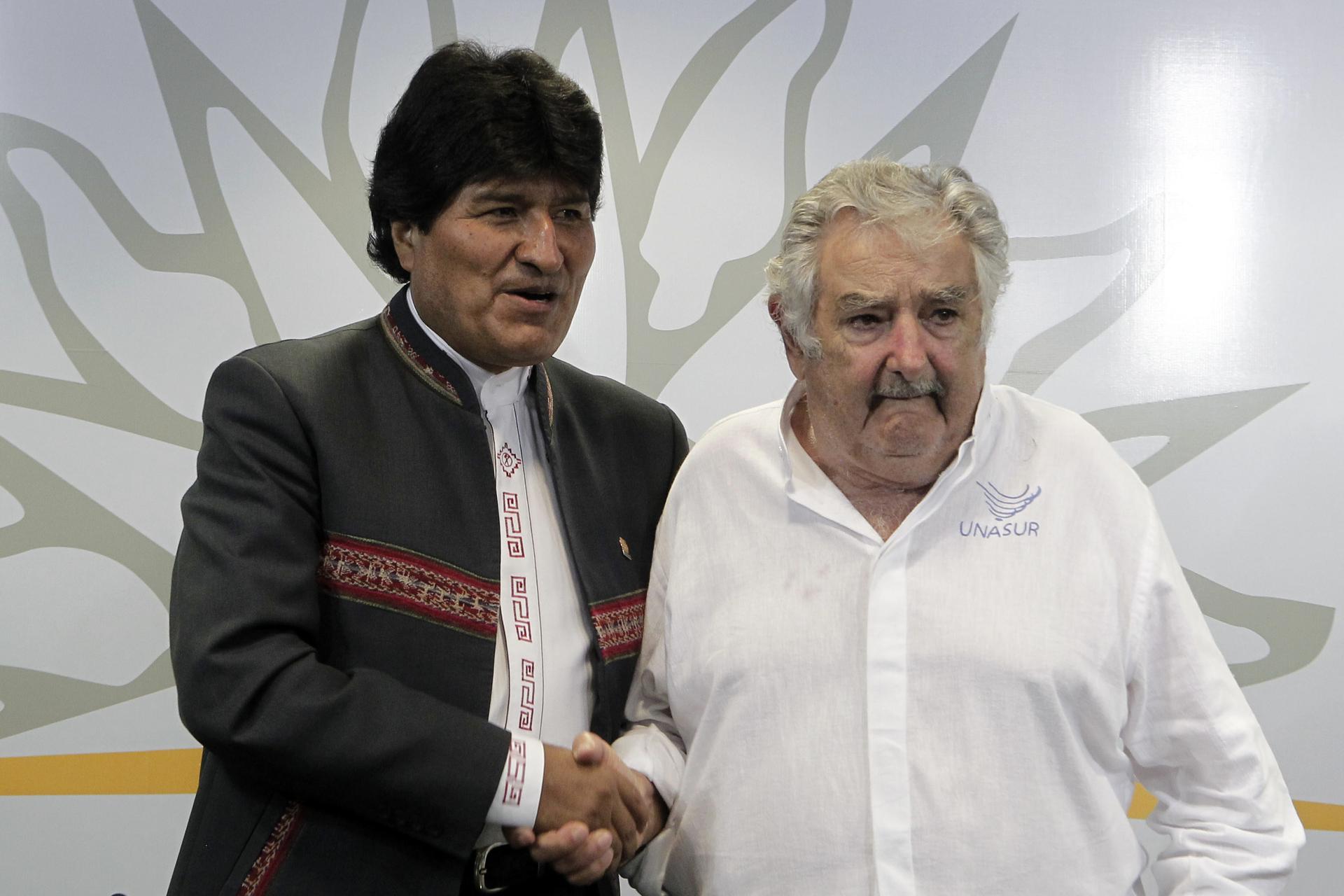 Fotografía de archivo del expresidente de Uruguay, José Mujica (d), y el de Bolivia, Evo Morales (i). EFE/Hugo Ortuño