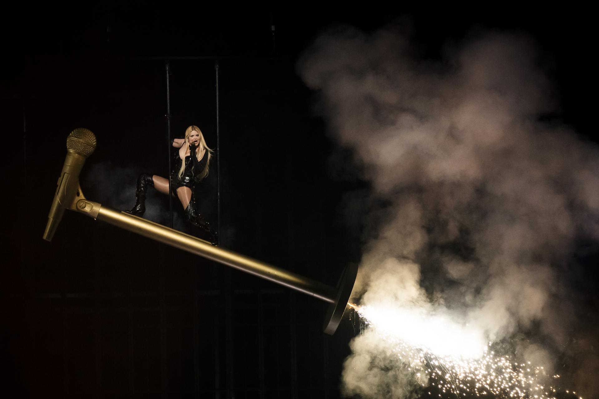 Erika Vikman, de Finlandia, al interpretar la canción 'Ich komme', durante la segunda semifinal del 69º Festival de la Canción de Eurovisión, este jueves, 15 de mayo, en Basilea (Suiza) EFE/Georgios Kefalas
