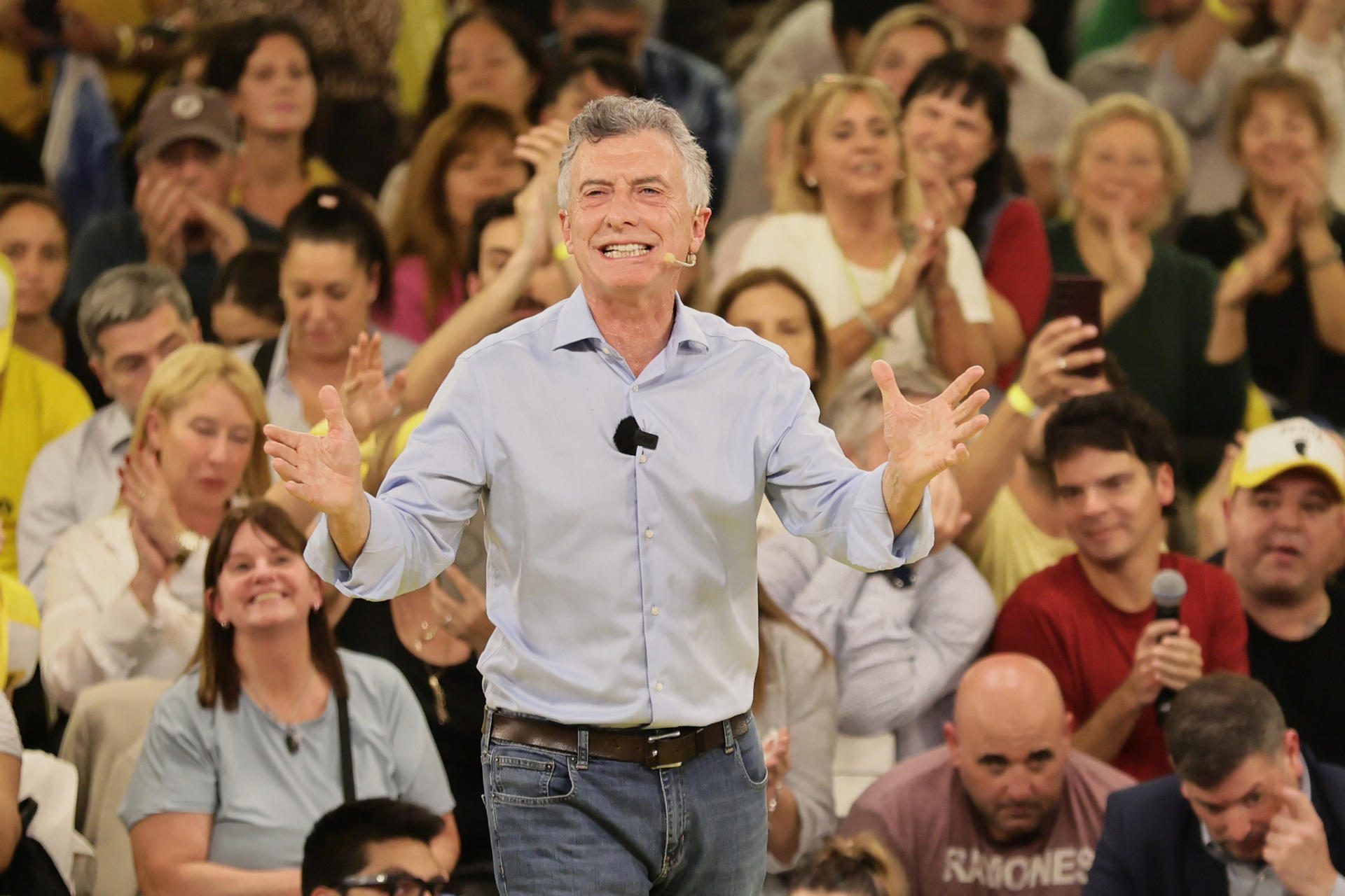 El expresidente argentino Mauricio Macri participa en un acto de cierre de campaña este jueves, en Buenos Aires (Argentina). EFE/ Adan González