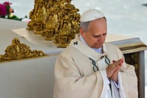 El papa León XIV encabeza la Santa Misa para el comienzo del Pontificado, en la Plaza de San Pedro, en la Ciudad del Vaticano, el 18 de mayo de 2025. EFE/EPA/DAREK DELMANOWICZ POLONIA OUT