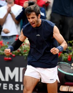 El italiano Lorenzo Musetti celebra la victoria en octavos ante el ruso Daniil Medvedev en Rome. EFE/EPA/ETTORE FERRARI
