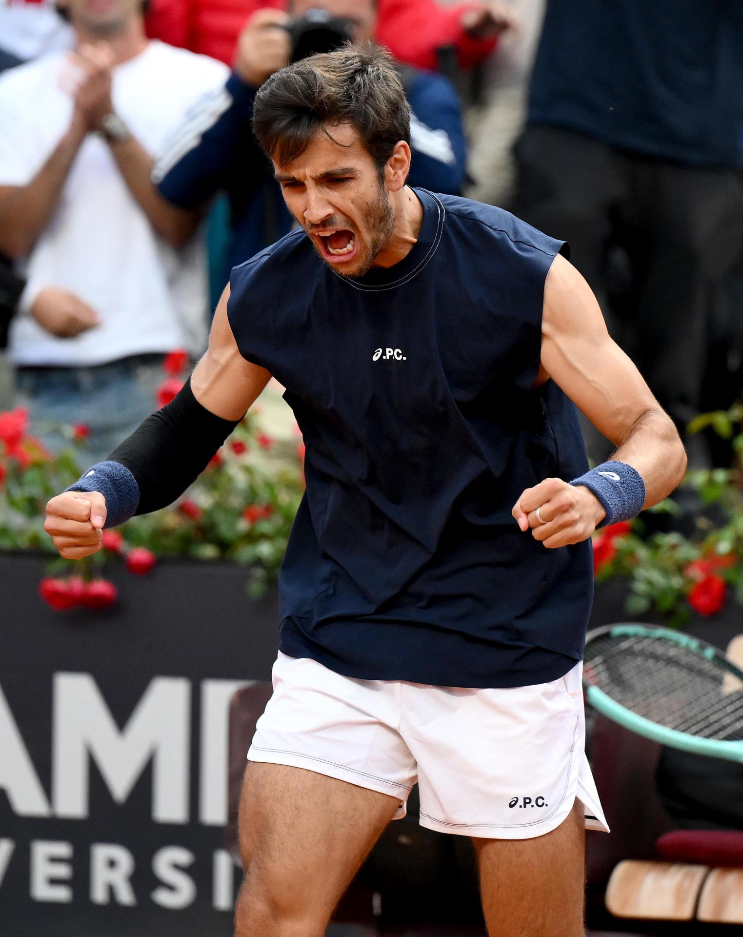 El italiano Lorenzo Musetti celebra la victoria en octavos ante el ruso Daniil Medvedev en Rome. EFE/EPA/ETTORE FERRARI