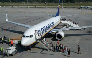 Imagen de archivo de un avión de Ryanair. EPA/SERGEY DOLZHENKO